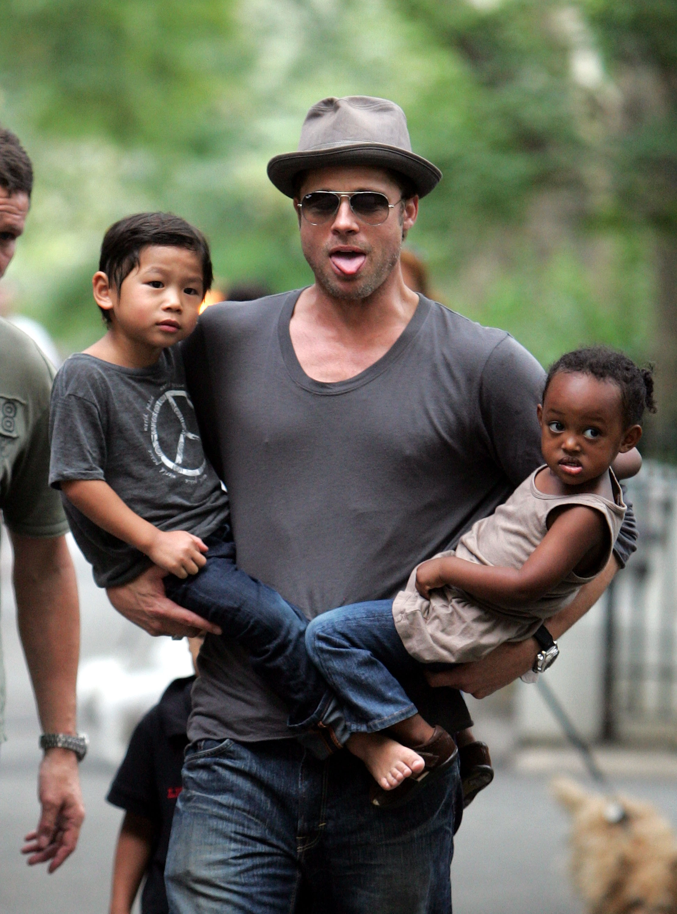 Brad Pitt avec Pax et Zahara Jolie-Pitt à New York le 26 août 2007. | Source : Getty Images