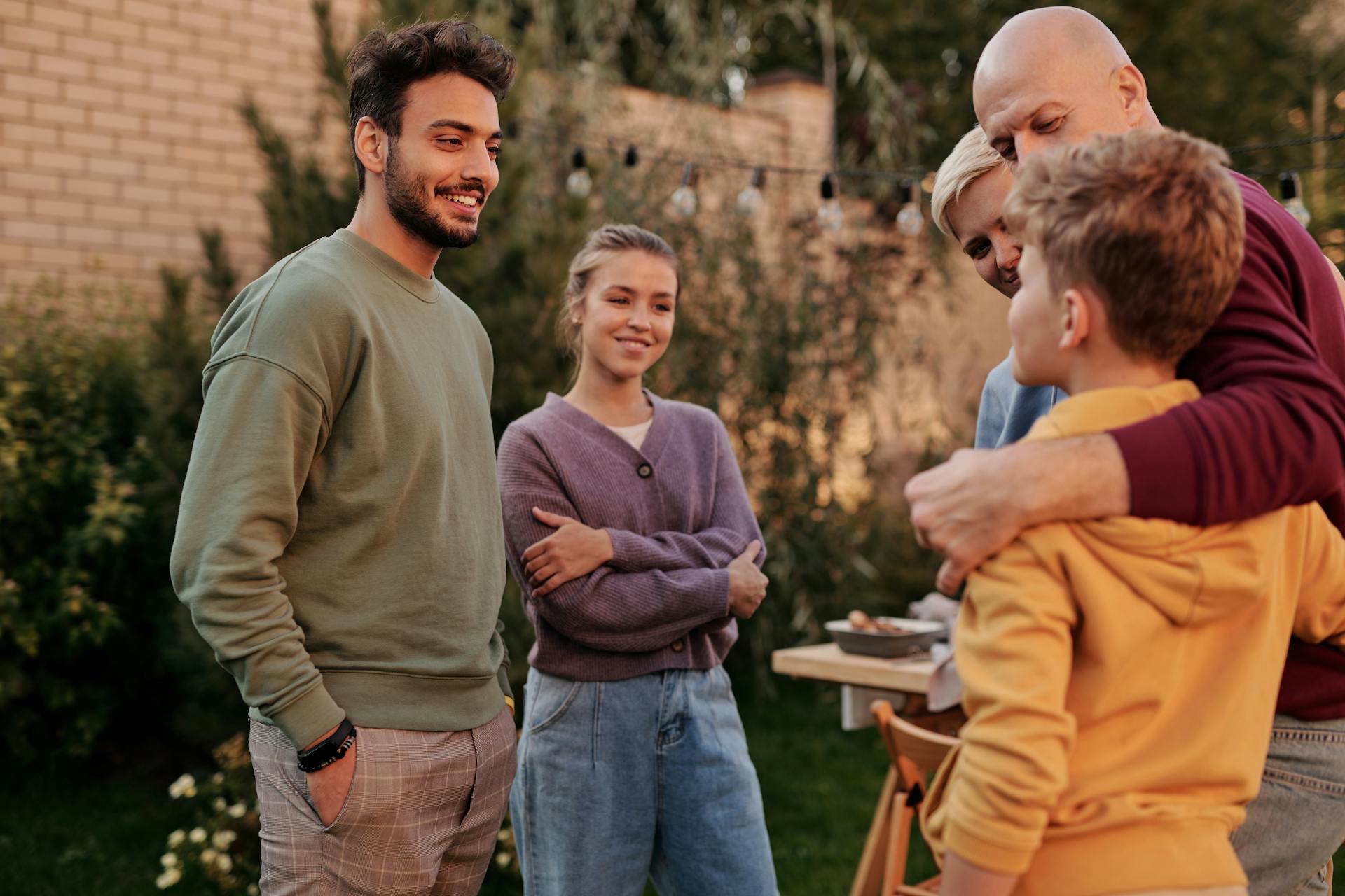 Des gens profitent d'un barbecue | Source : Pexels