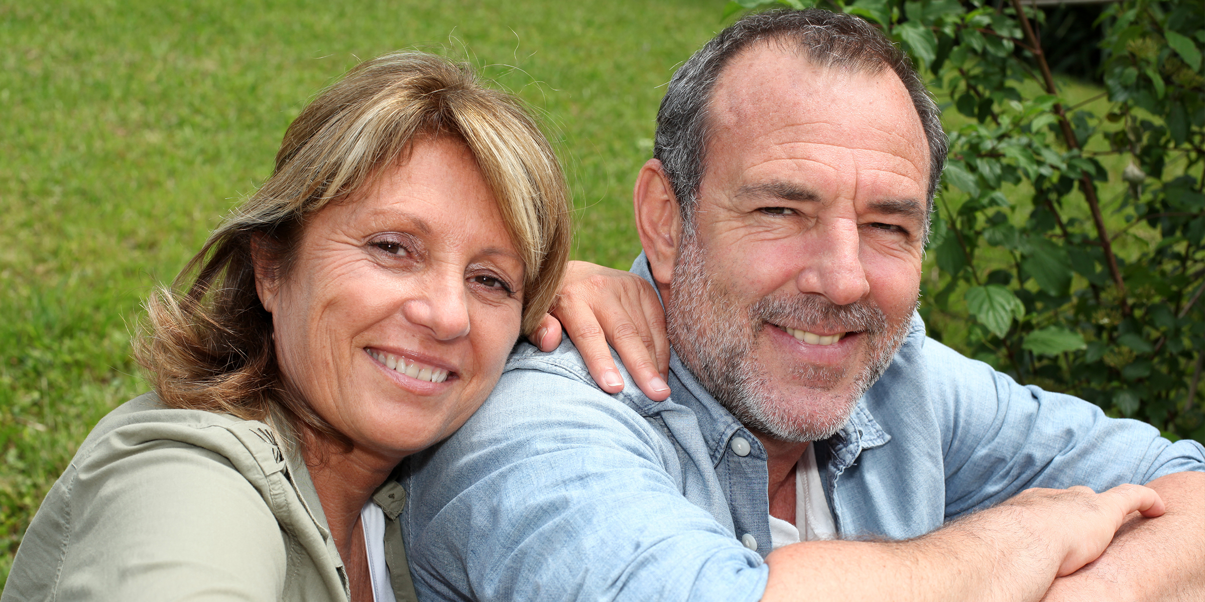 Un couple d'âge mûr qui profite de la compagnie de l'autre | Source : Shutterstock