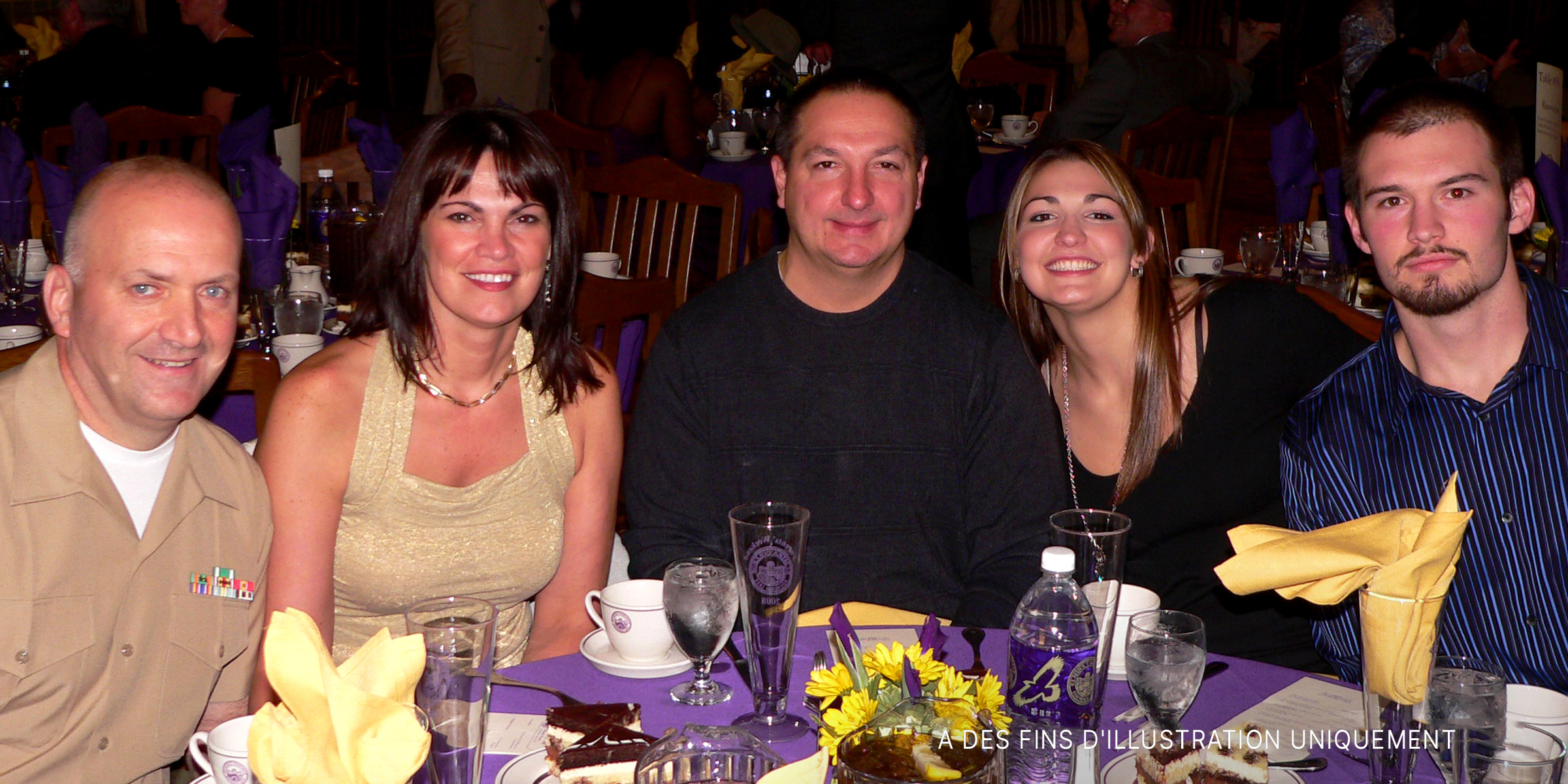 Des personnes réunies pour un dîner en famille dans un restaurant | Source : Flickr/CC BY 2.0