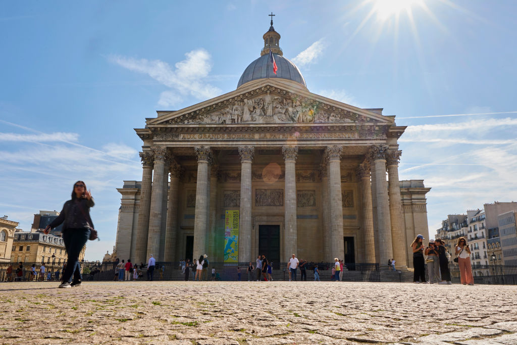 Des visiteurs se rendent au Panthéon avant les Jeux paralympiques de 2024, le 27 août 2024 à Paris, en France. | Source : Getty Images