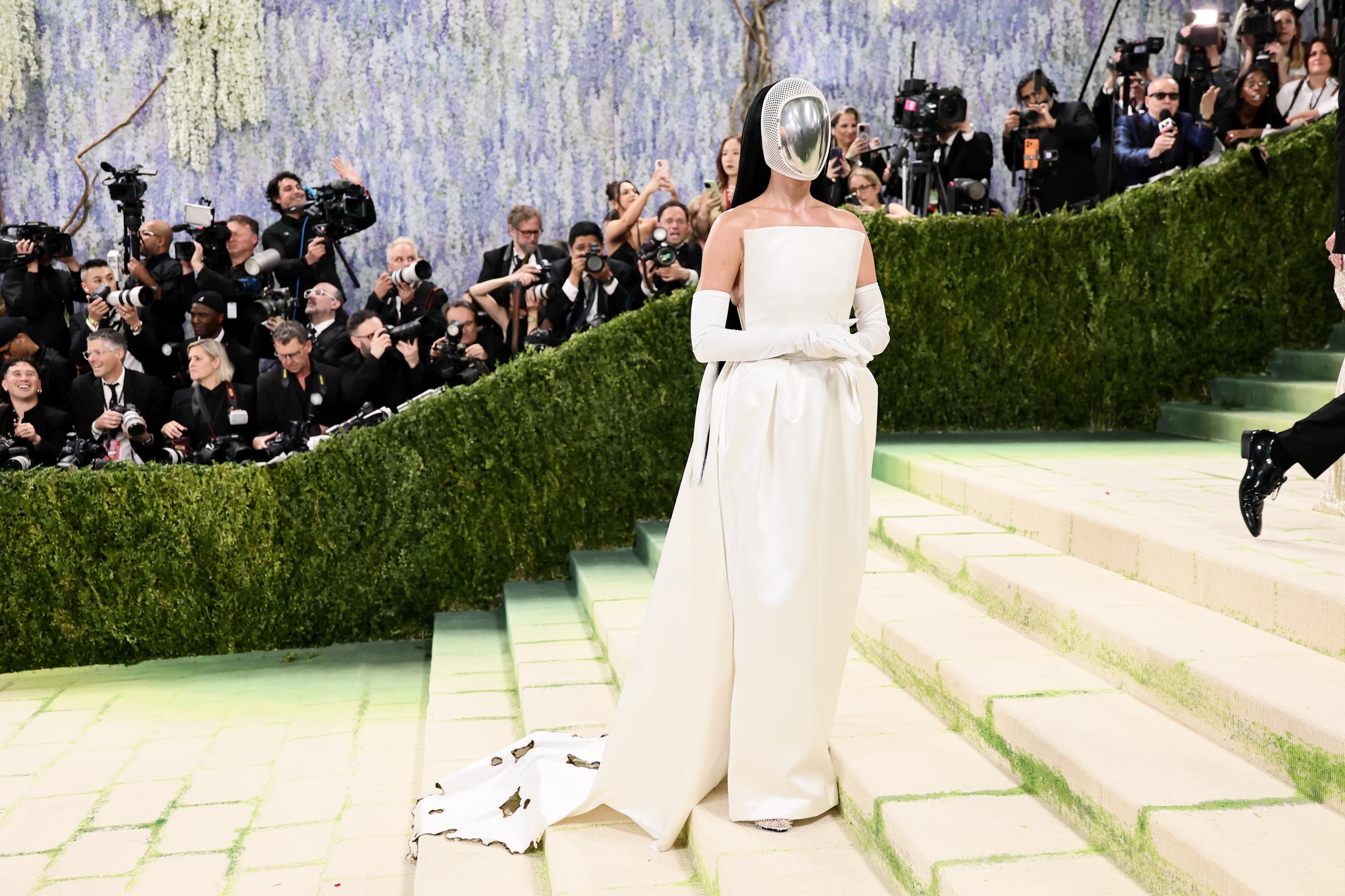 Katy Perry s'affiche dans un look d'inspiration futuriste au Met Gala | Source : Getty Images