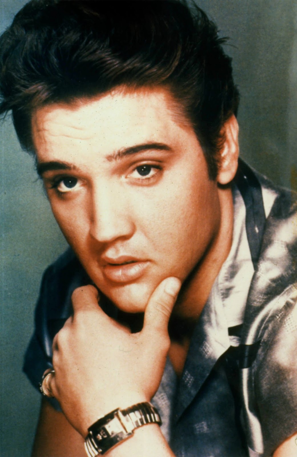 Elvis Presley pose pour un portrait en studio vers 1965. | Source : Getty Images