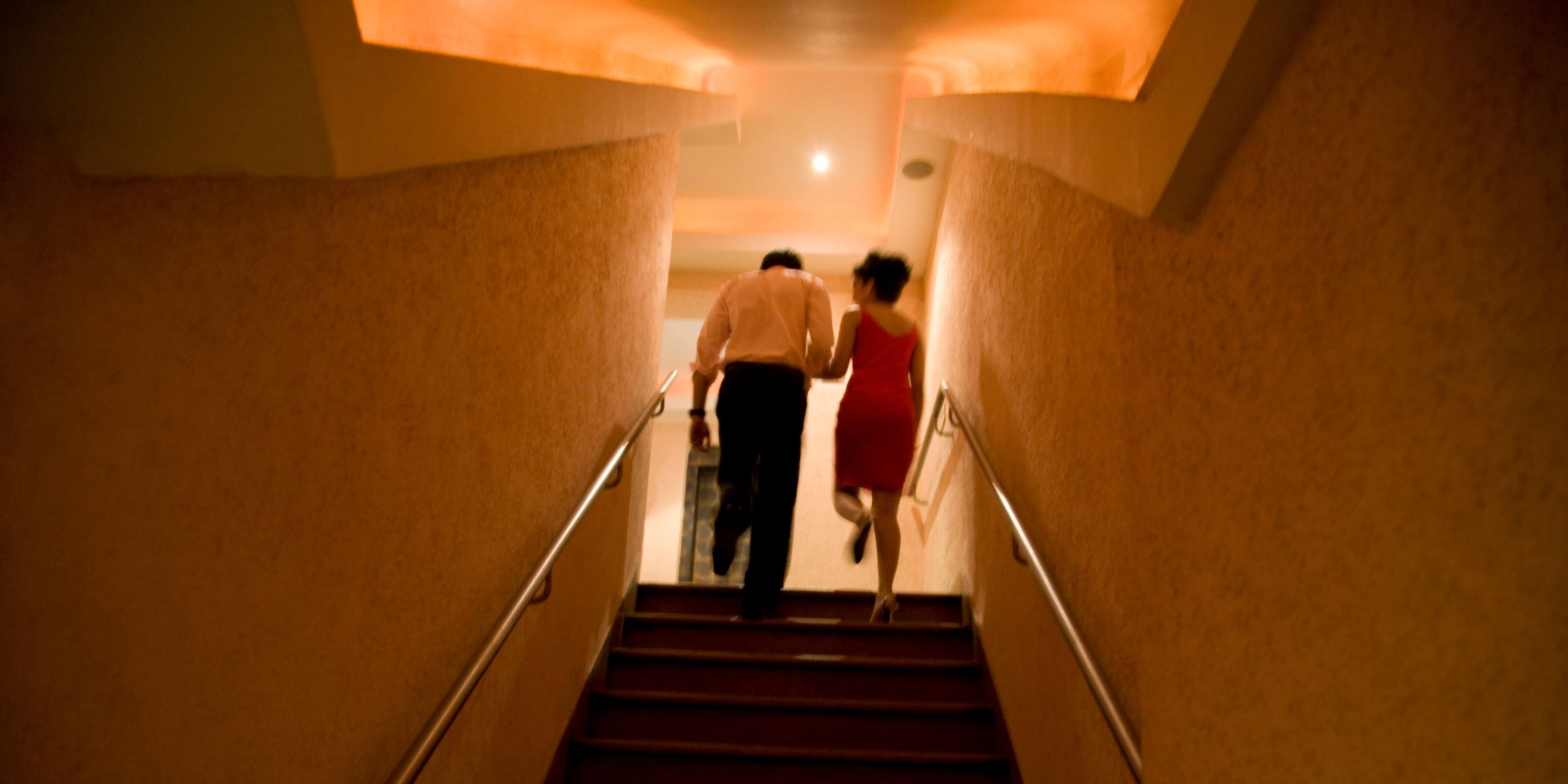 Un couple qui monte les escaliers | Source : Getty Images