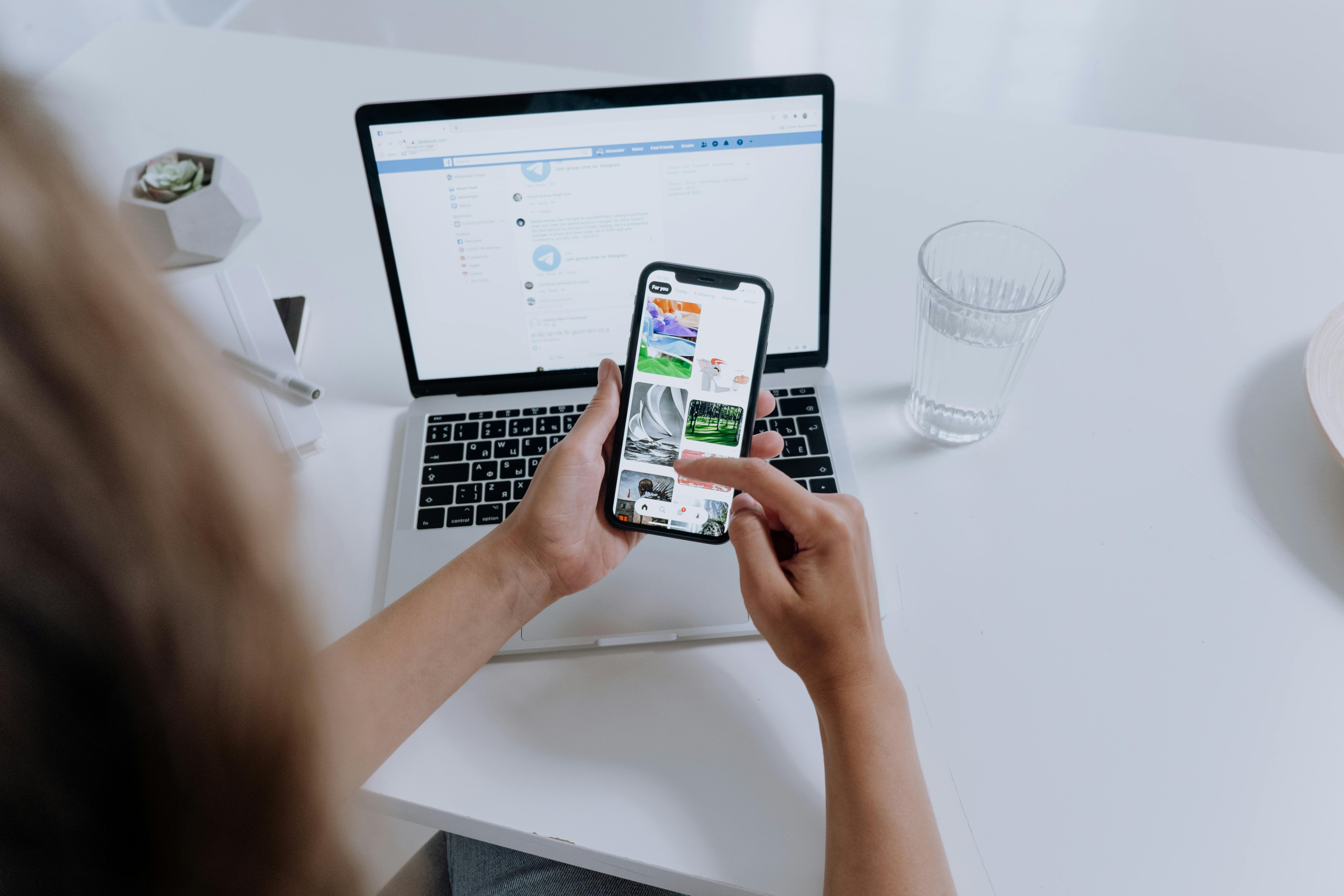 Une personne utilisant un téléphone portable | Source : Pexels