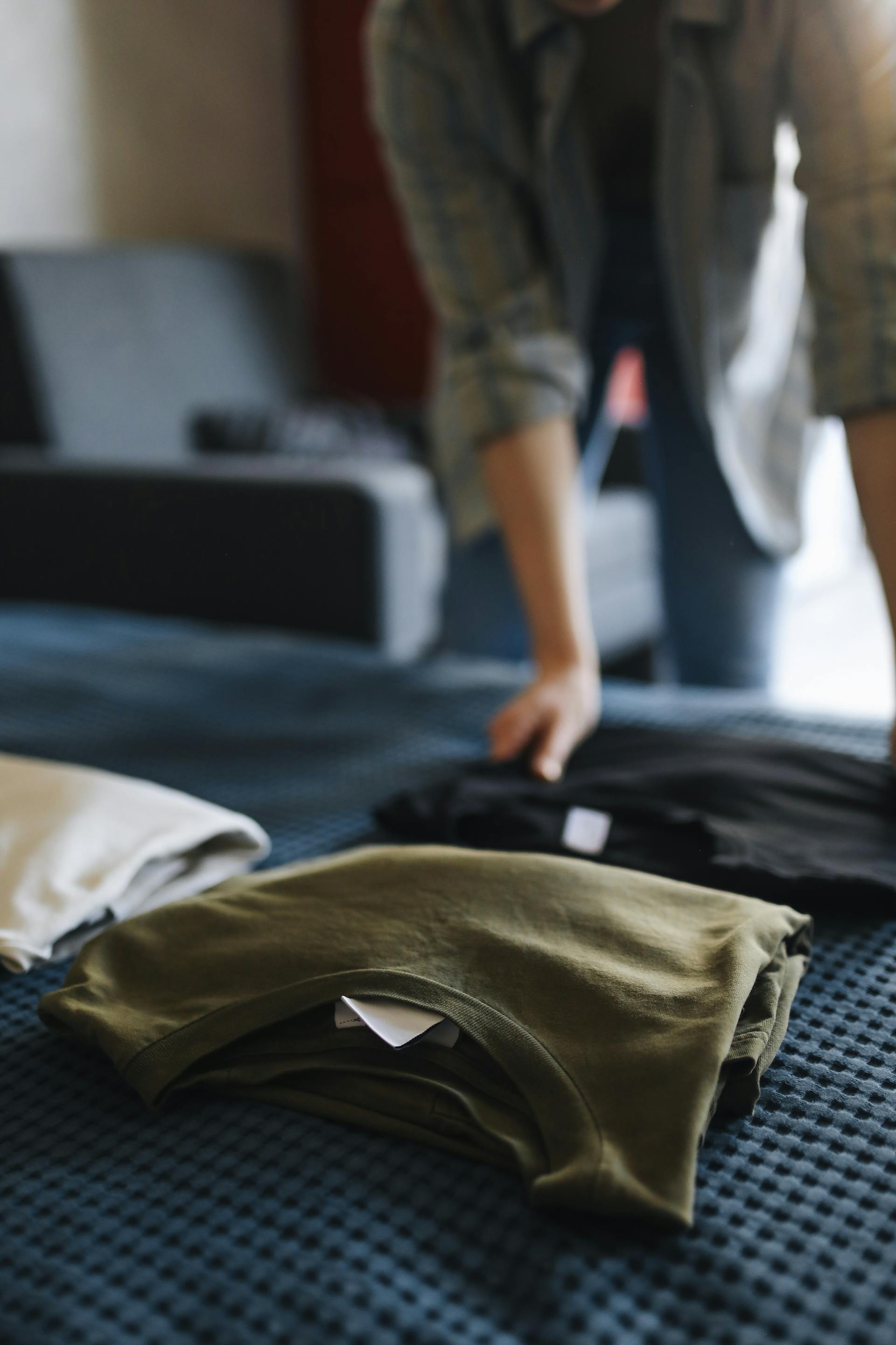 Une personne qui plie du linge | Source : Pexels