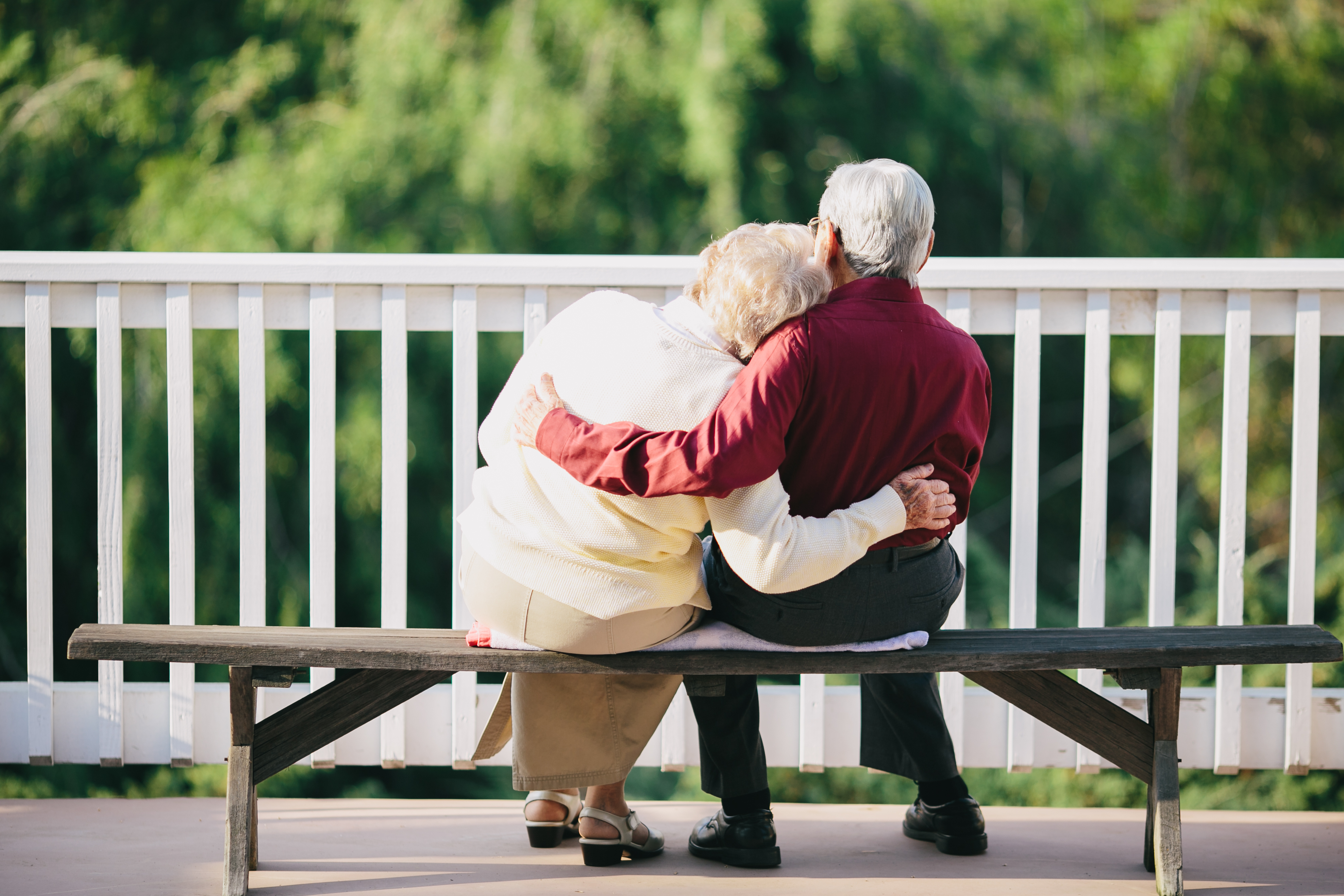 Grands-parents assis sur un banc | Source : Shutterstock