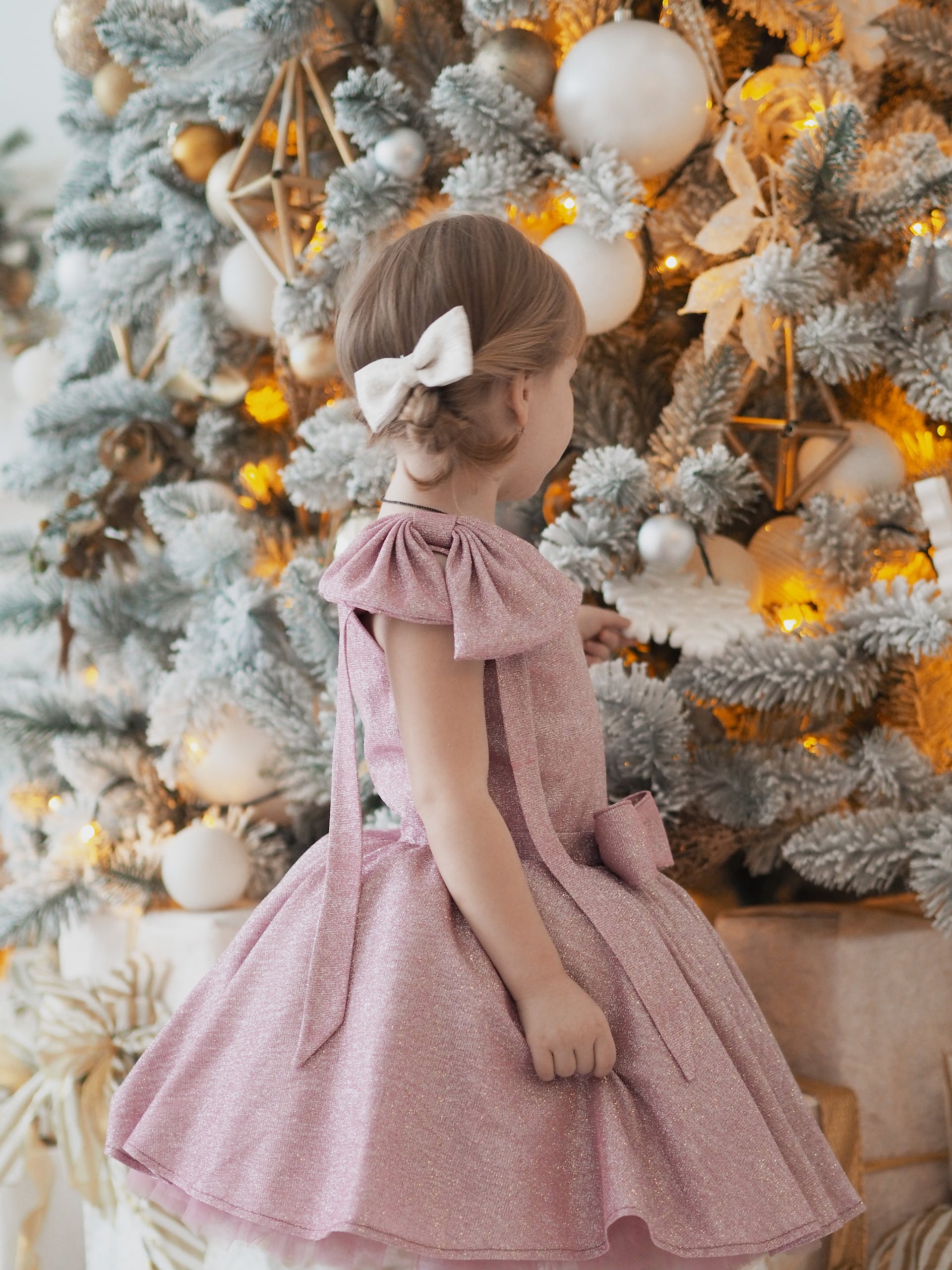 Une petite fille qui regarde un sapin de Noël | Source : Pexels
