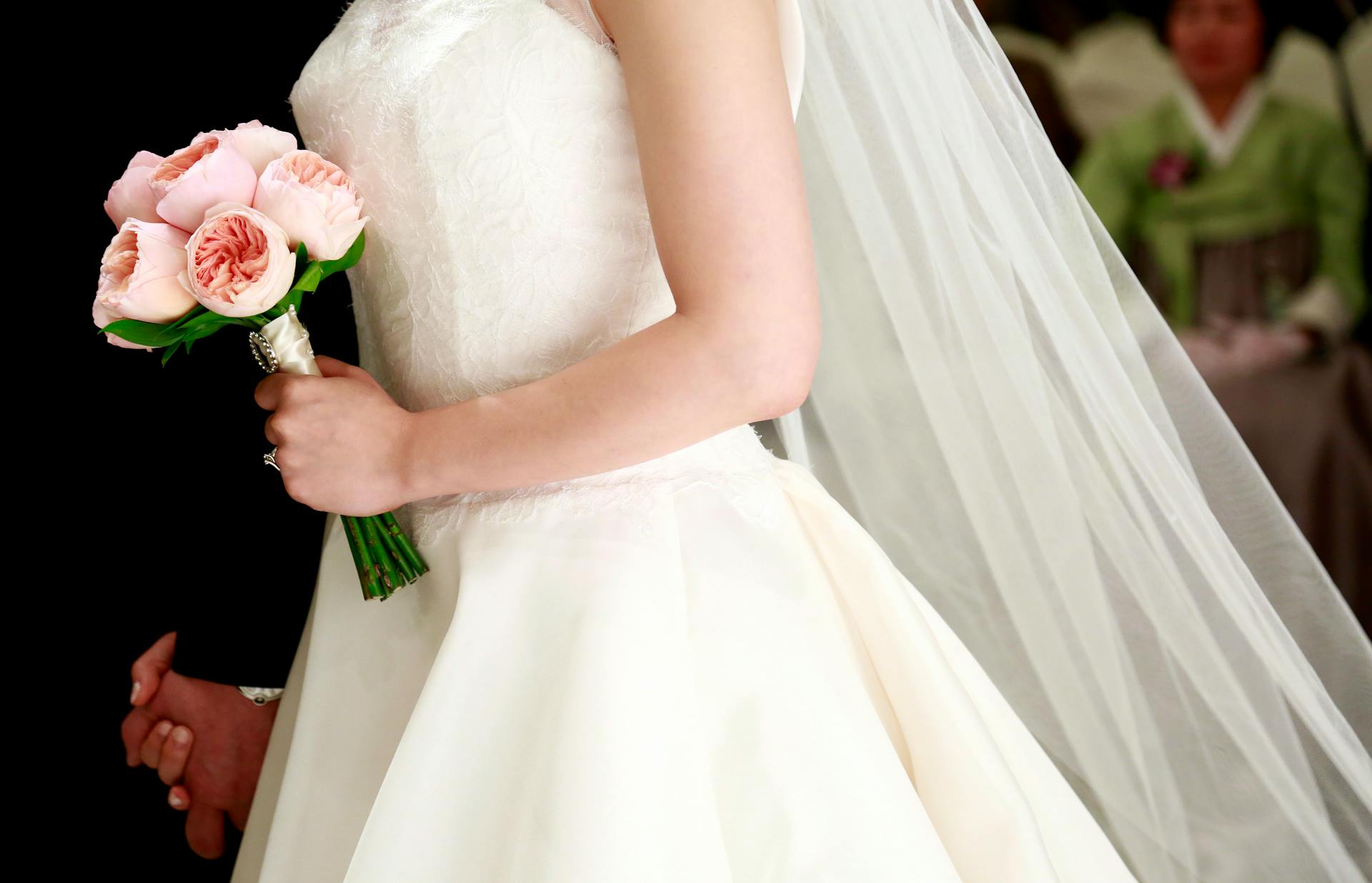 Une mariée tenant un bouquet | Source : Pexels