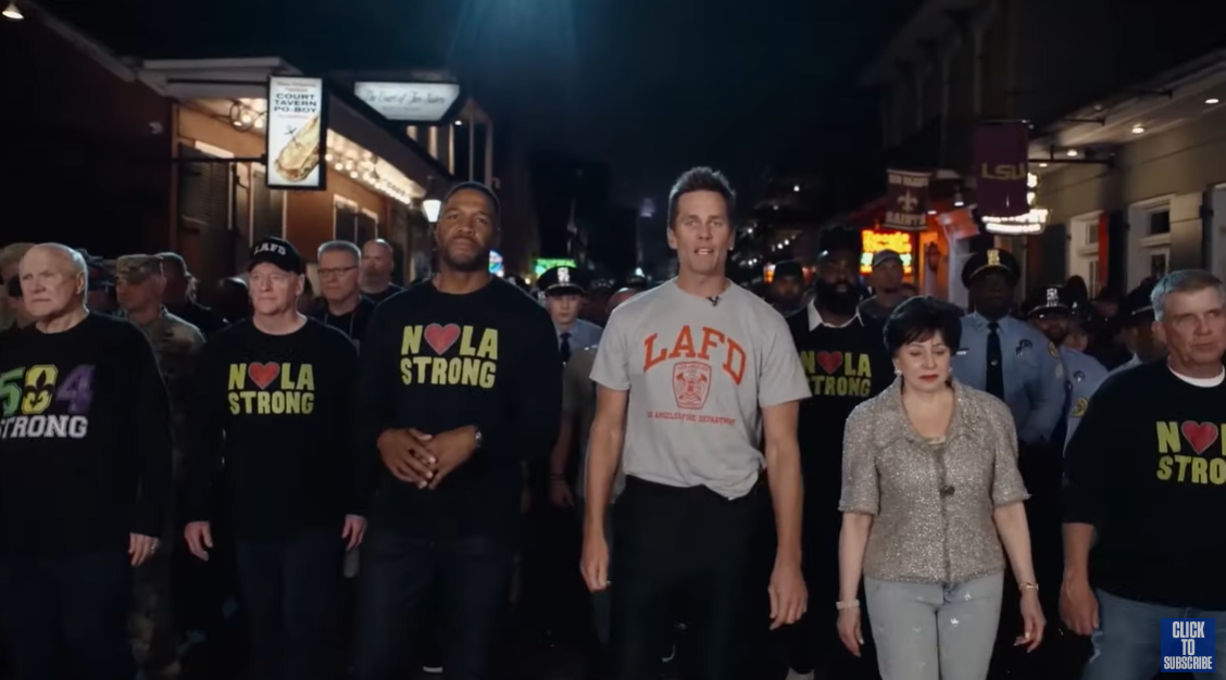 Michael Strahan et Tom Brady marchent avec une foule d'intervenants d'urgence sur Bourbon Street, à la Nouvelle-Orléans | Source : YouTube/NFL