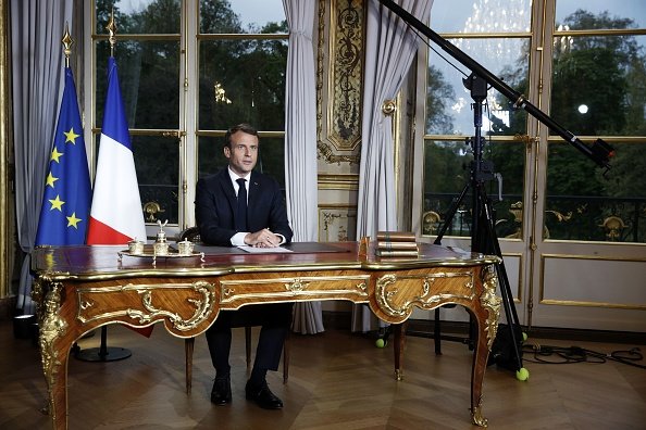 Le président Emmanuel Macron est assis à son bureau le 16 avril 2019. | Photo : Getty Images
