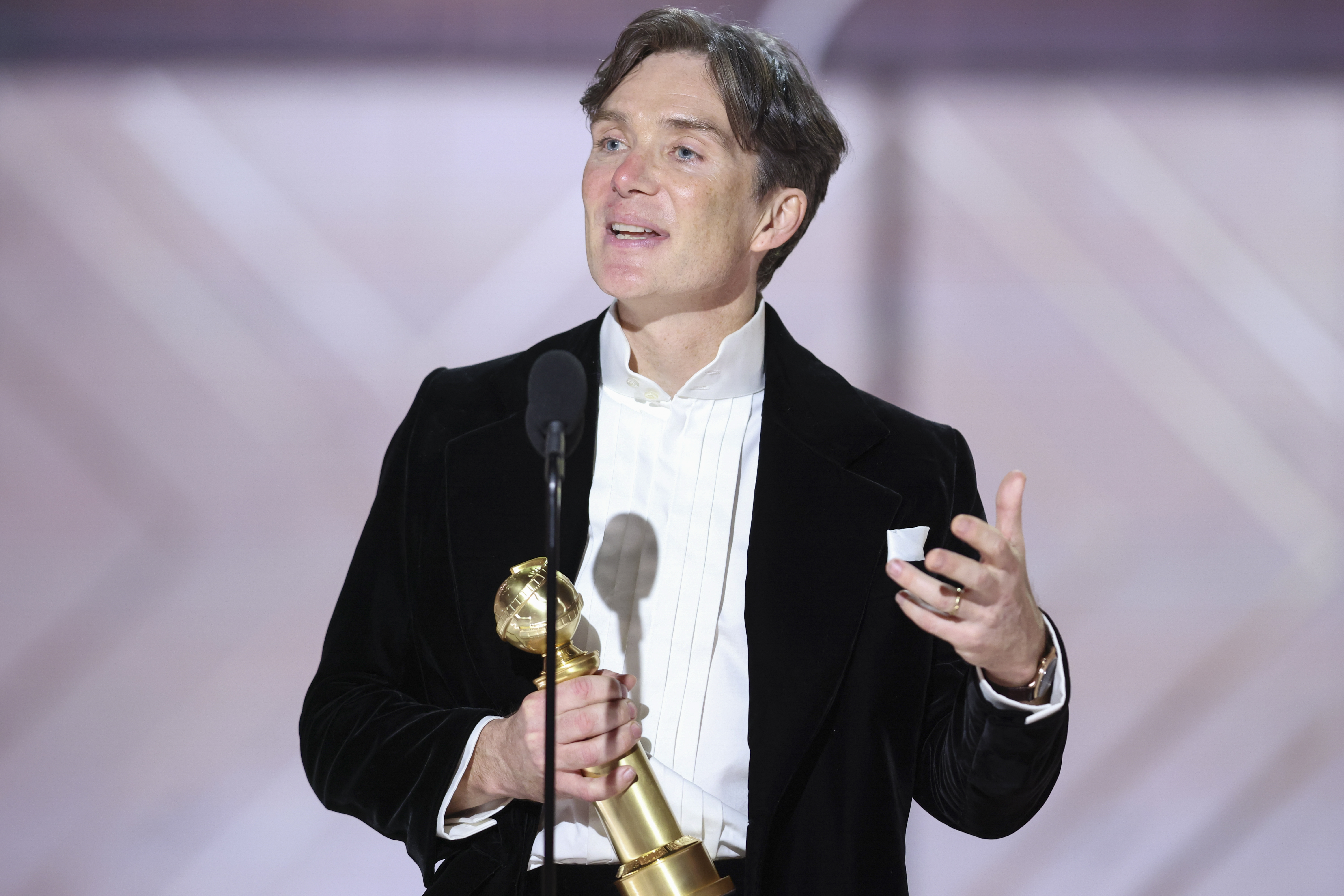 Cillian Murphy accepte le prix de la meilleure performance d'un acteur masculin dans un film dramatique pour "Oppenheimer" lors des 81e Golden Globe Awards le 7 janvier 2024 à Beverly Hills, Californie | Source : Getty Images