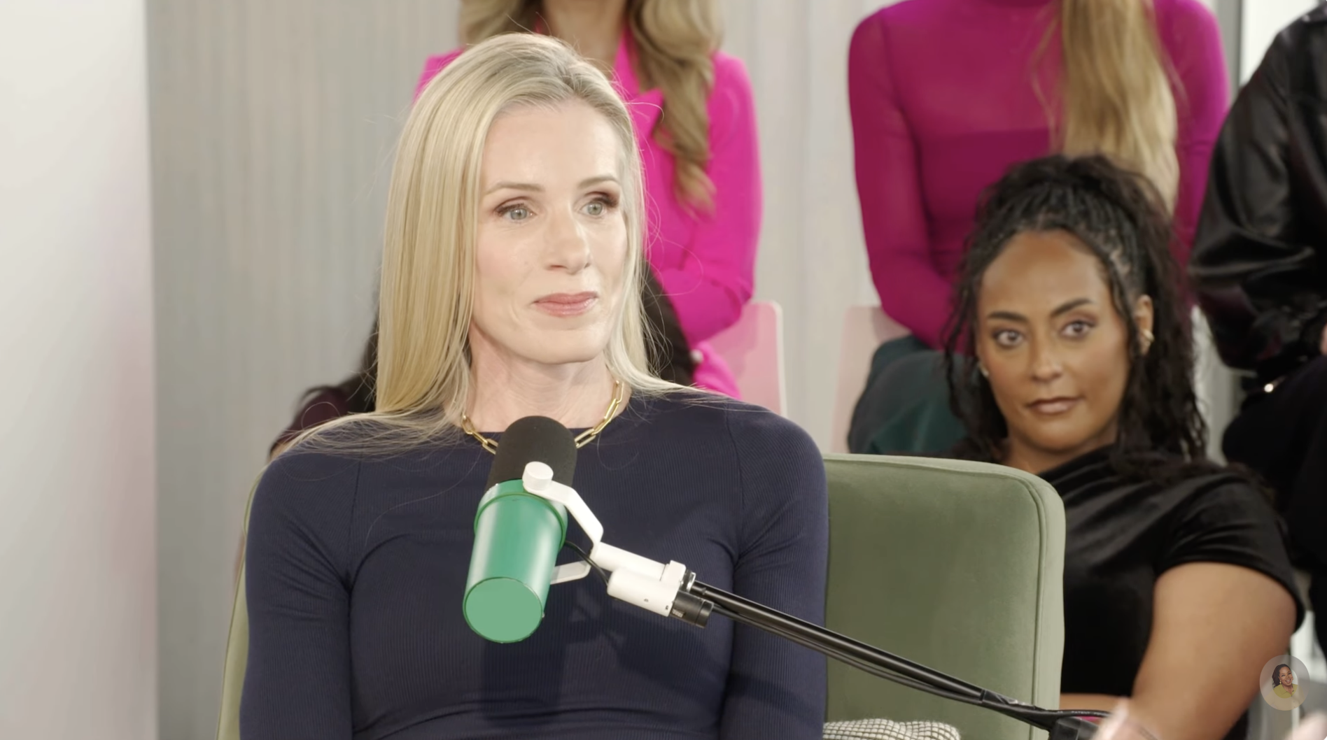 Capture d'écran du passage de Kristin Cabot sur le plateau de « The Oprah Podcast » I Source : https://www.youtube.com/watch?v=xLR3SaA0xTY