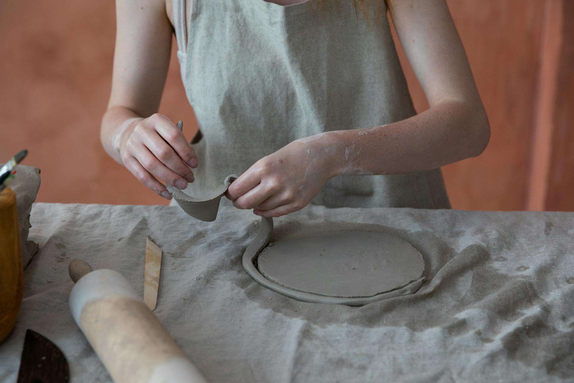 Une femme travaillant avec de l'argile | Source : Pexels