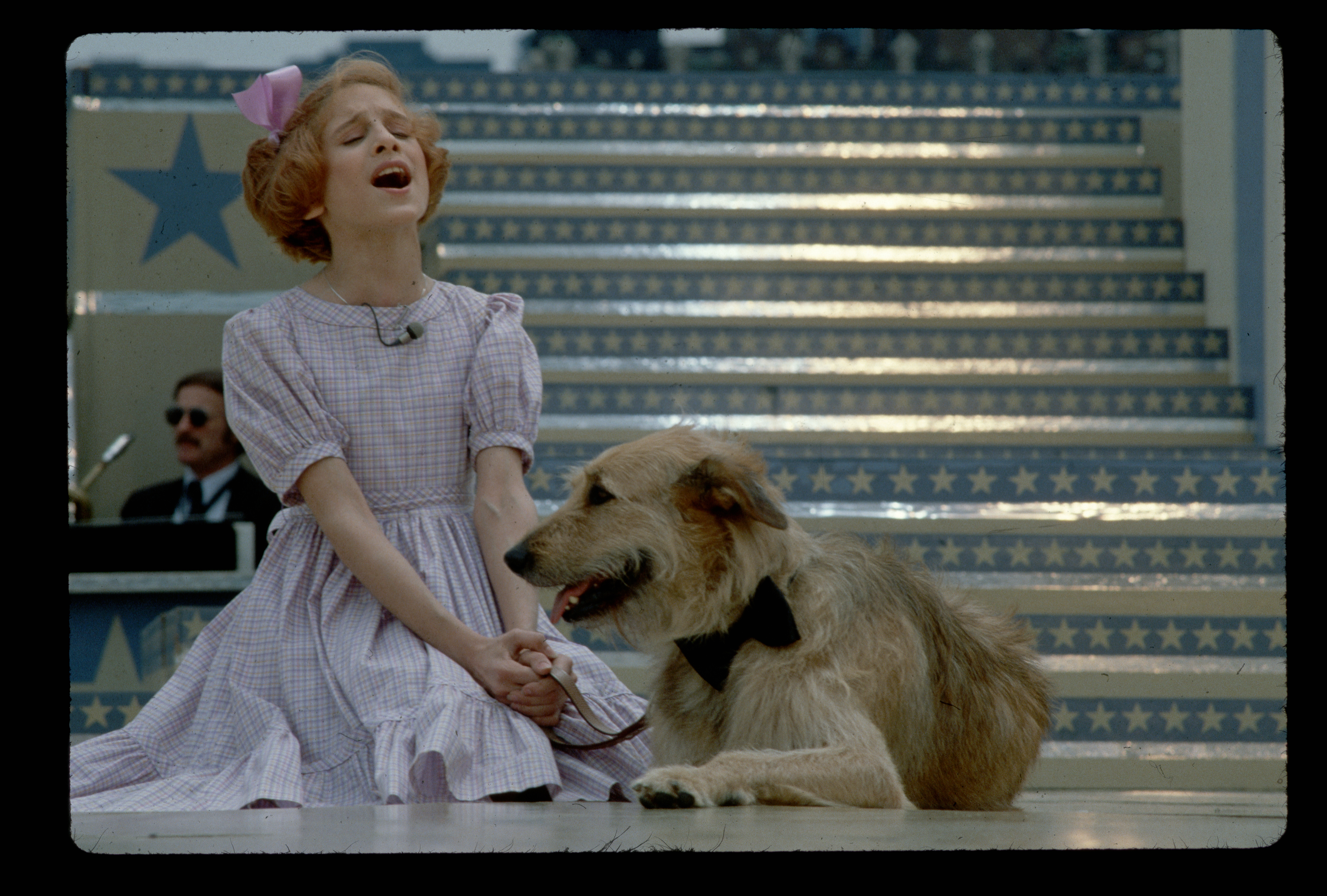 L'actrice Sarah Jessica Parker joue une scène avec un chien dans la comédie musicale "Annie" le 1er janvier 1979 | Source : Getty Images