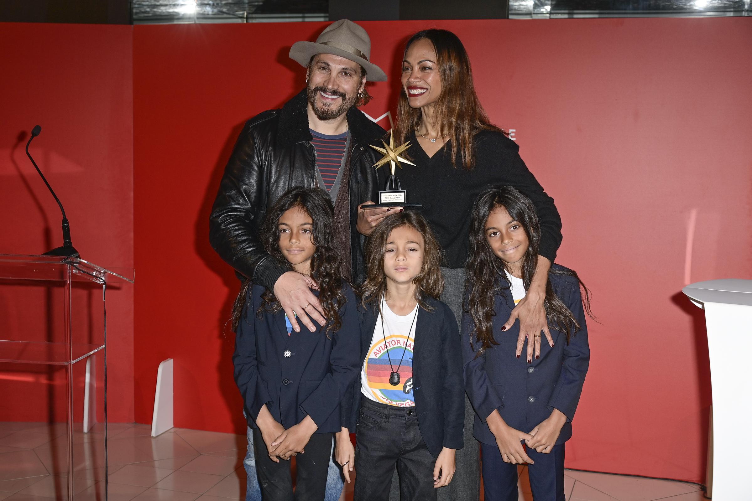 Marco Perego et Zoe Saldaña avec leurs enfants Cy, Bowie et Zen Perego-Saldaña. | Source : Getty Images