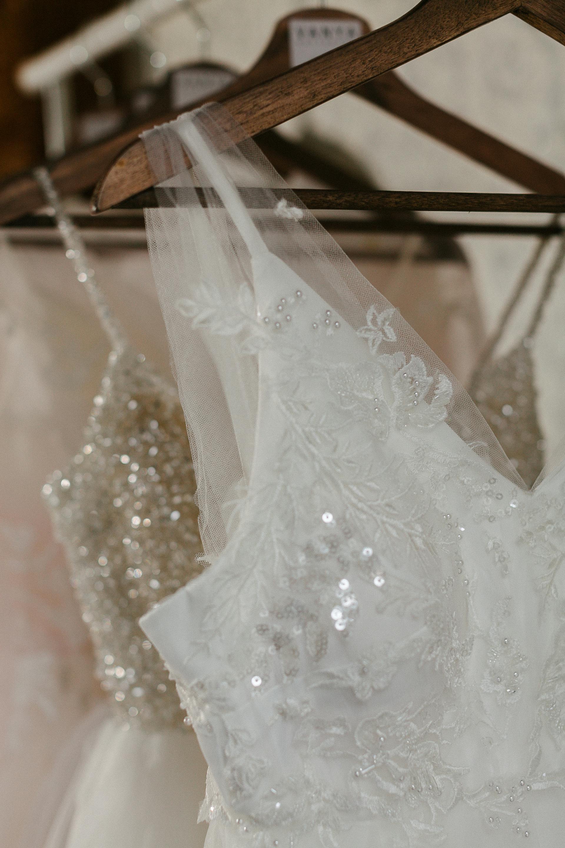 Robes de mariée sur des cintres | Source : Pexels