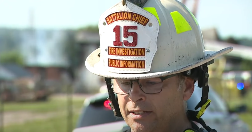 Le chef des pompiers Eric Michel s'adressant à la presse à la ferme des Brown où Jerilynn Brown est décédée, extrait d'un reportage daté du 4 juillet 2025 | Source : Youtube/FOX4 News Kansas City