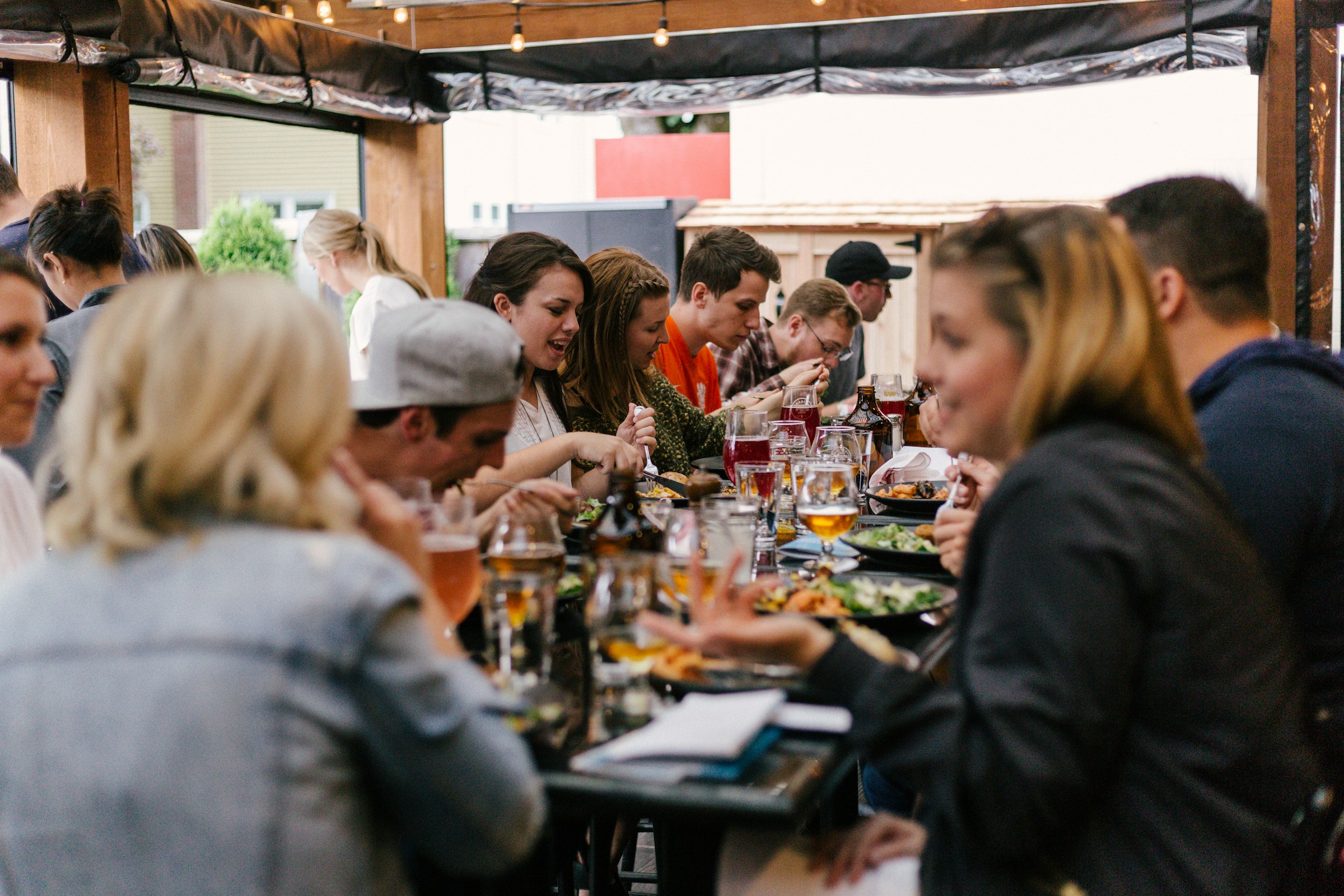 Des gens dans un restaurant | Source : Unsplash