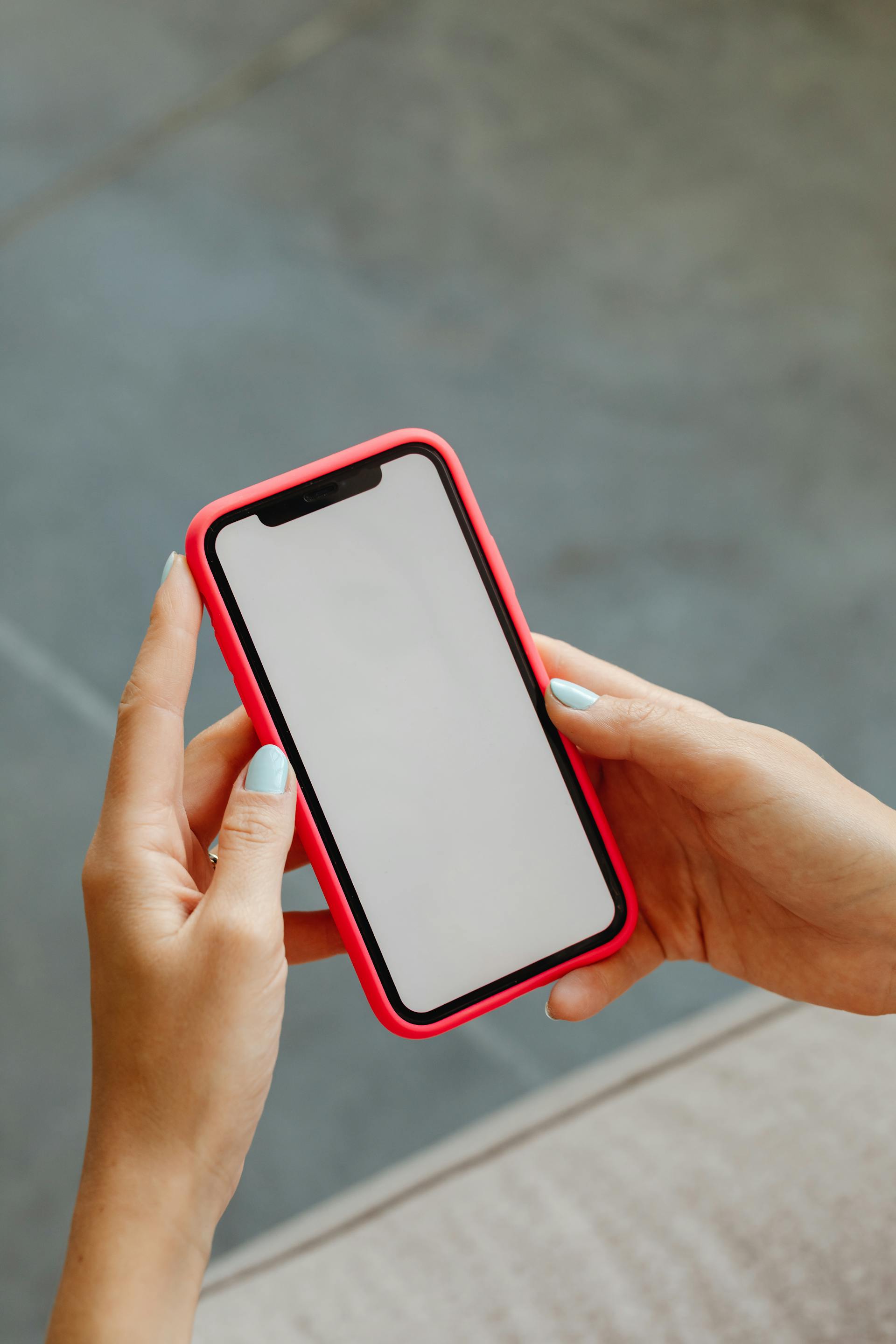 Une femme tenant un téléphone portable | Source : Pexels