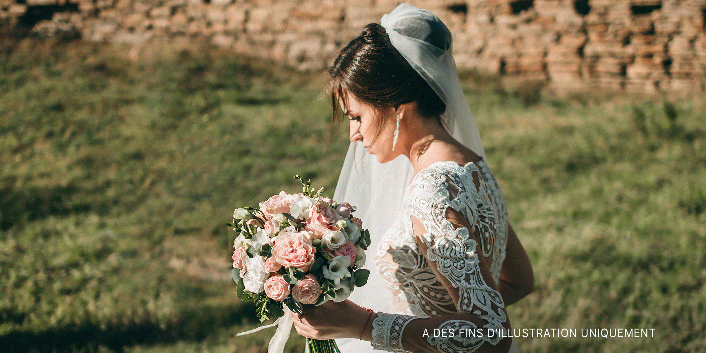 Une mariée tenant un bouquet | Source : Shuttertstock