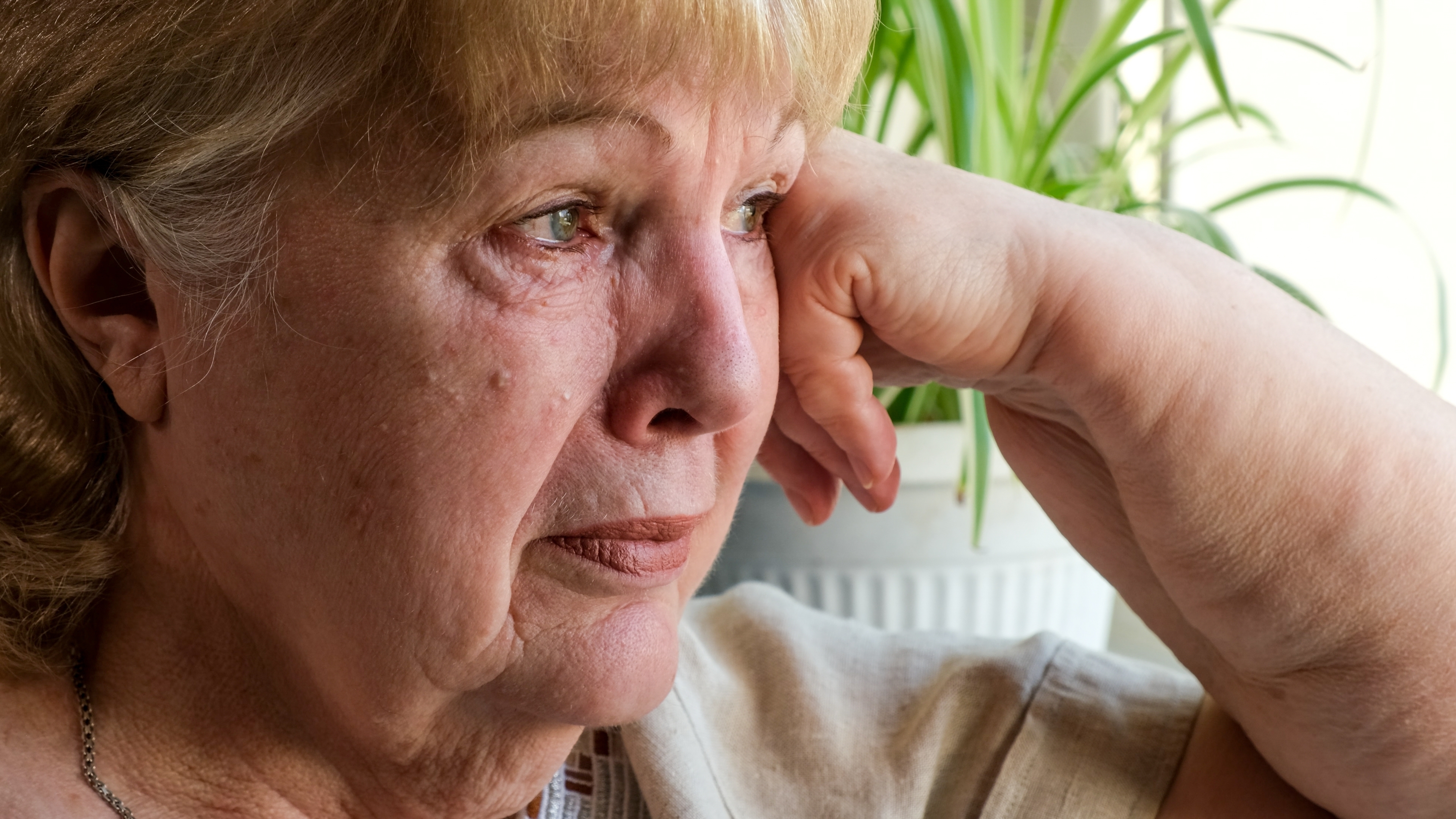 Une femme âgée pleure | Source : Shutterstock