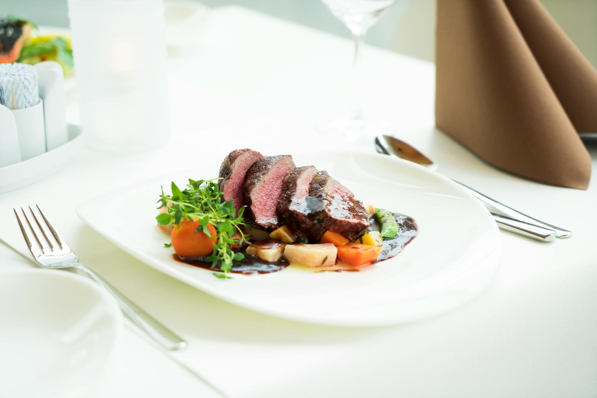Une assiette de nourriture sur une table | Source : Pexels