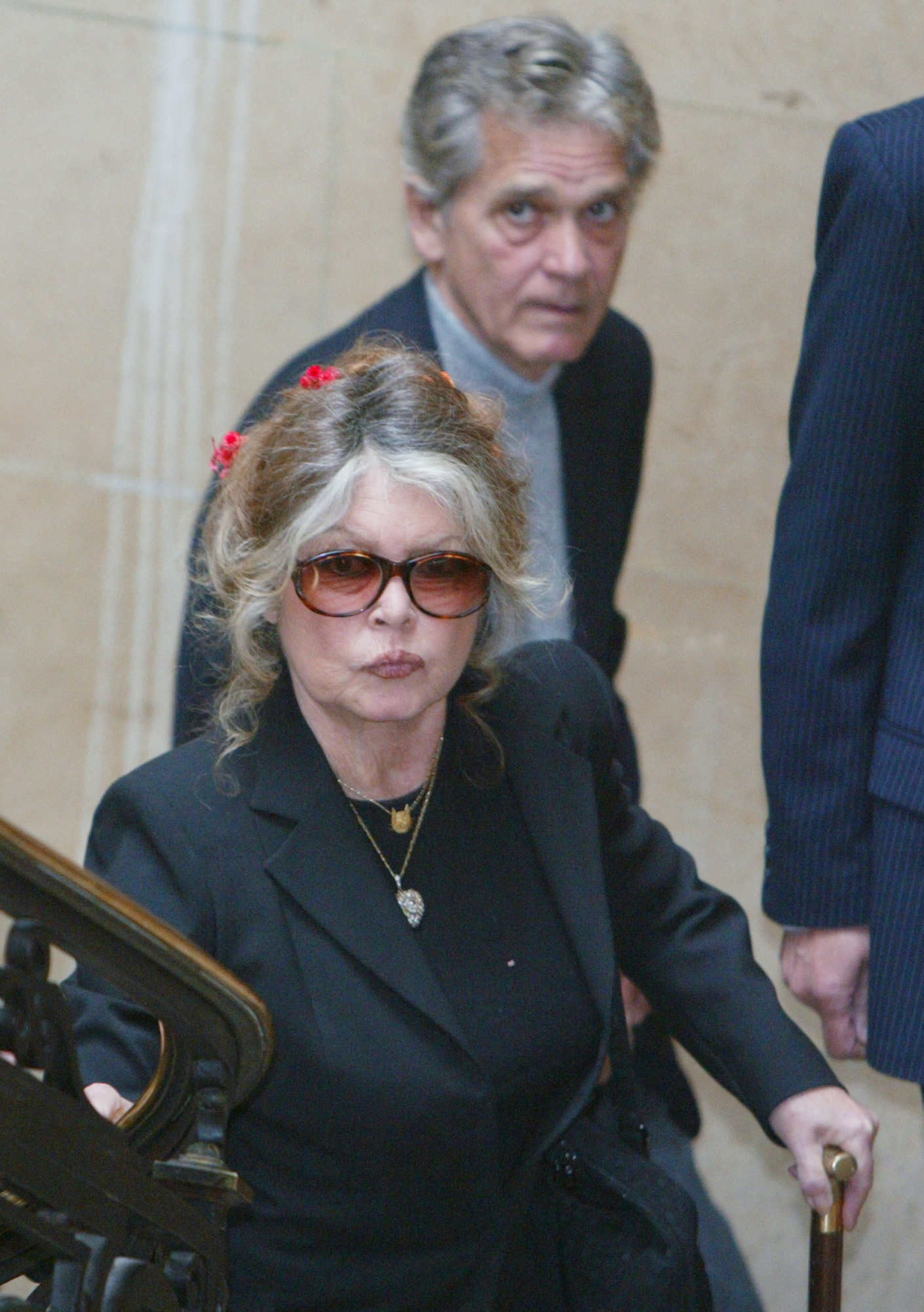 Brigitte Bardot et Bernard d'Ormale au tribunal correctionnel de Parison le 6 mai 2004. | Source : Getty Images