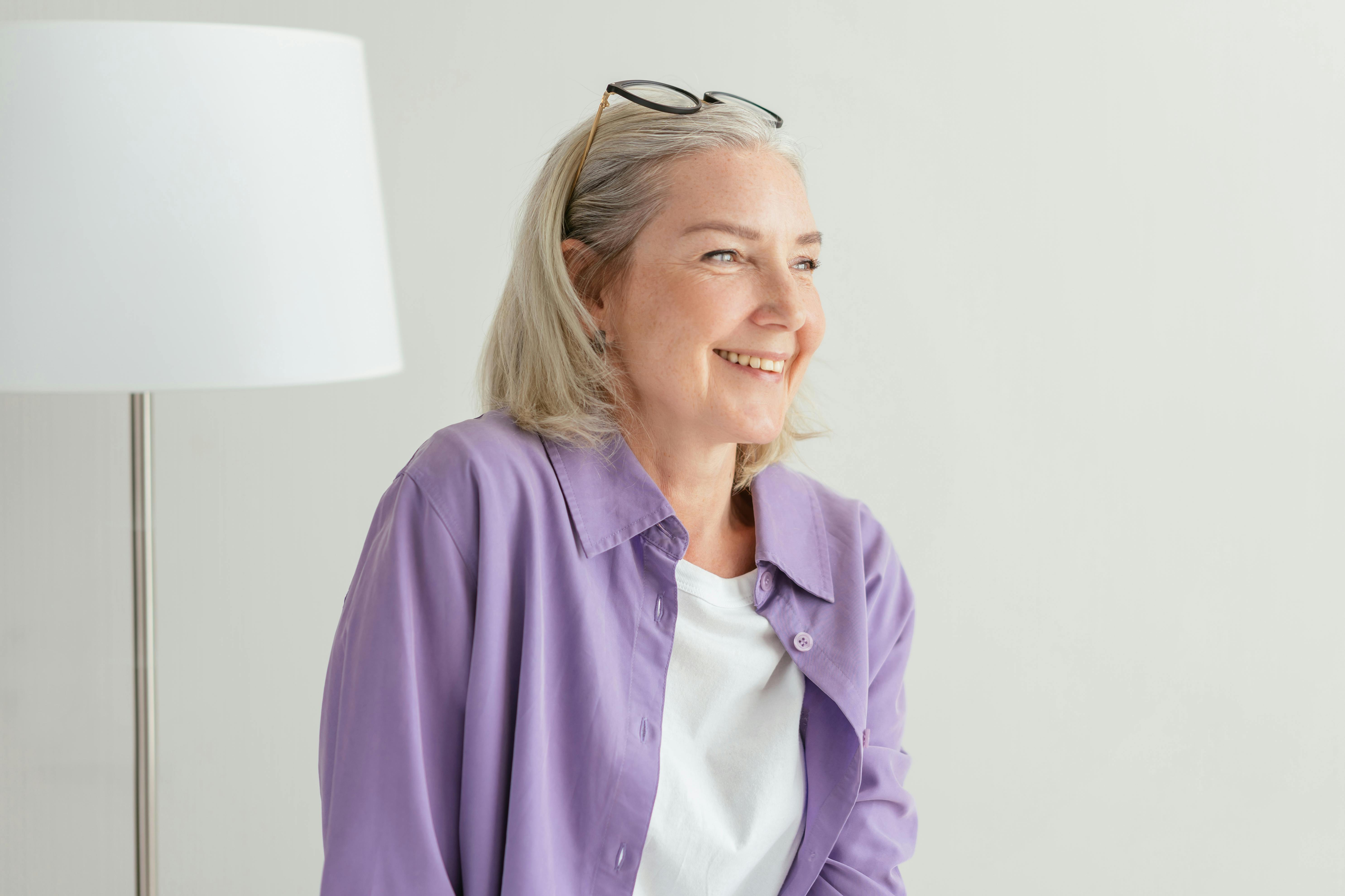 Una mujer agée souriante | Fuente: Pexels