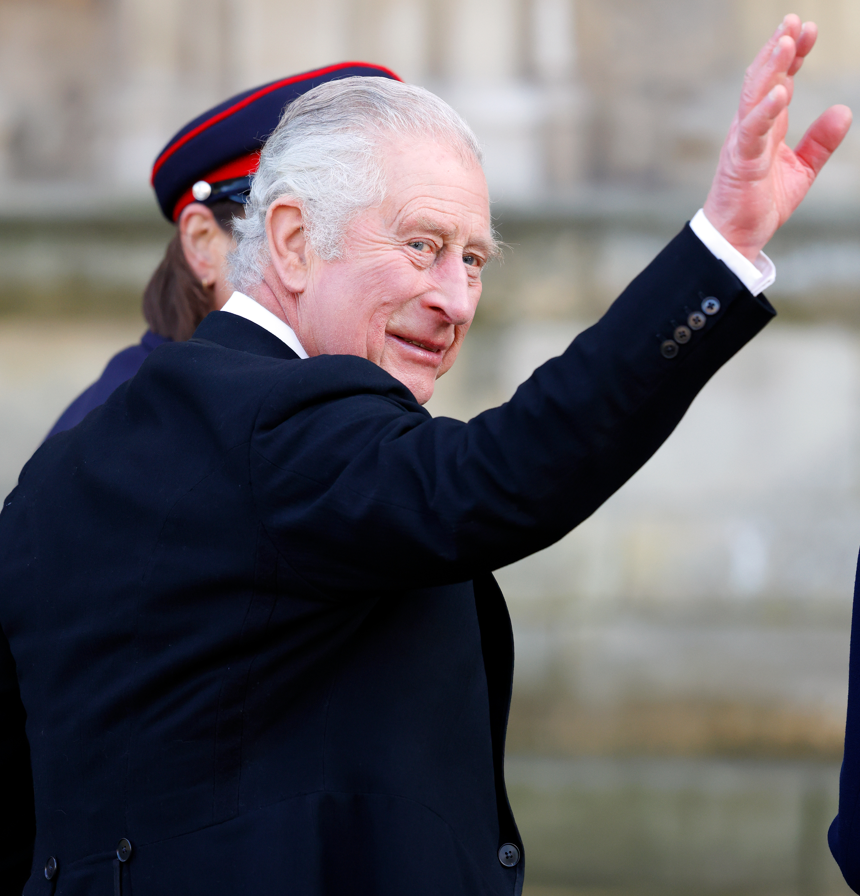 Le roi Charles III salue le public lors du service royal du bordeaux à York Minster, le 6 avril 2023, à York, en Angleterre. | Source : Getty Images