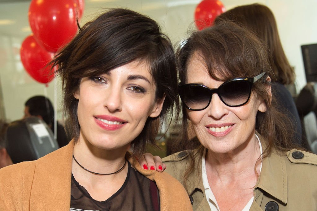 Jennifer Ayache (chanteuse Superbus) et sa mère Chantal Lauby assistent à la journée de bienfaisance Aurel BGC 2017 le 11 septembre 2017 à Paris, France. | Photo : Getty Images