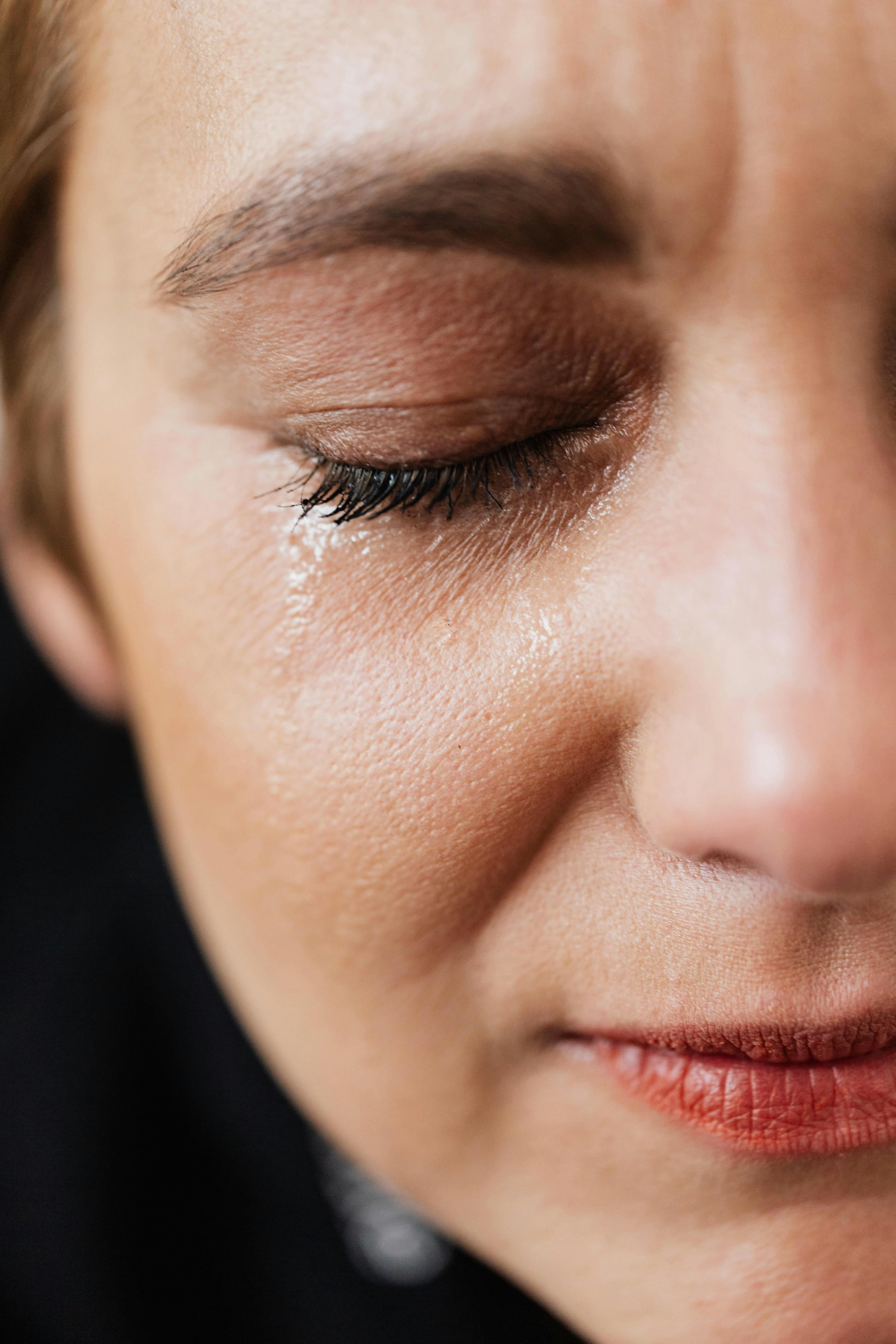 Une femme qui pleure les yeux fermés | Source : Pexels