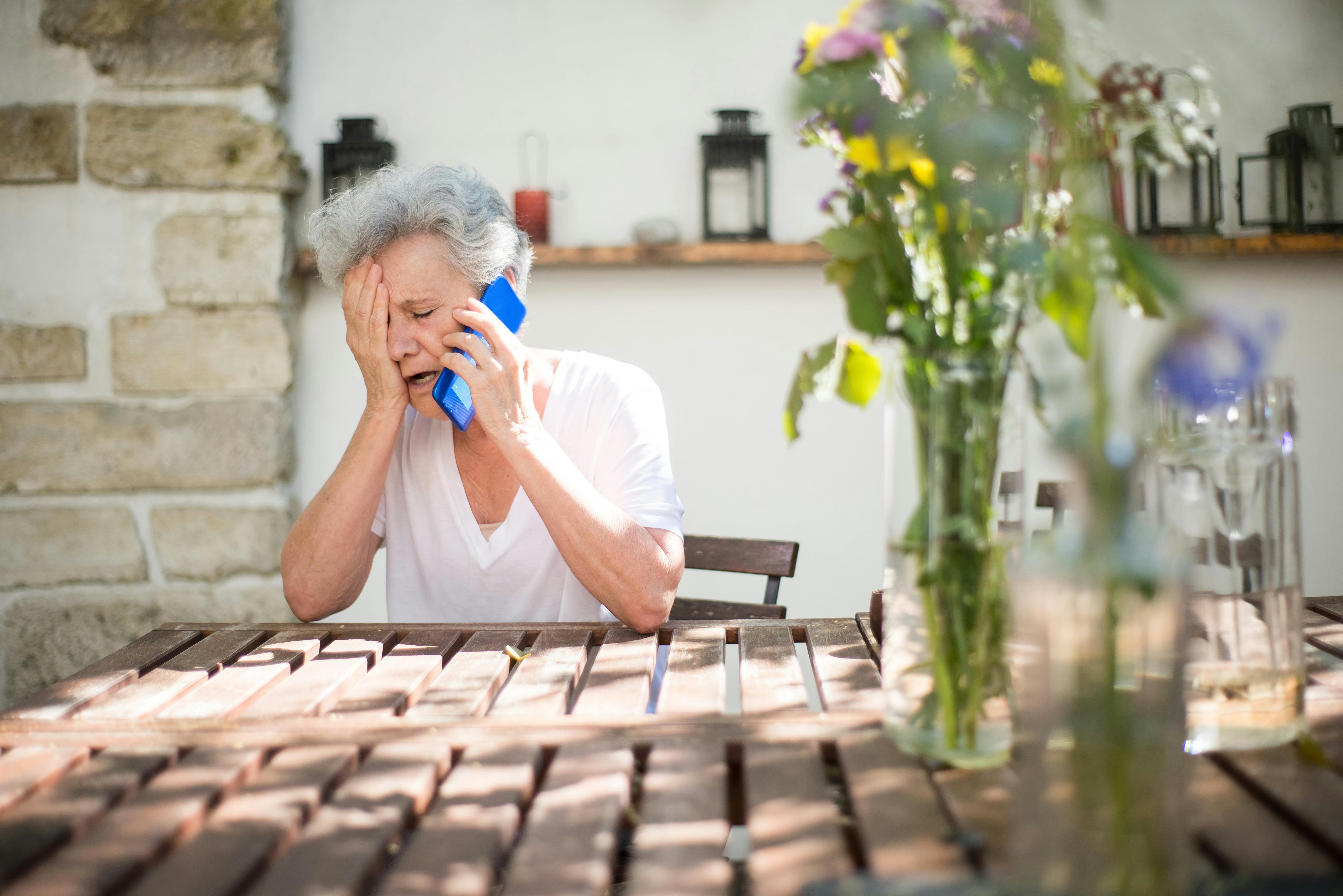 Une femme âgée et triste au téléphone | Source : Pexels