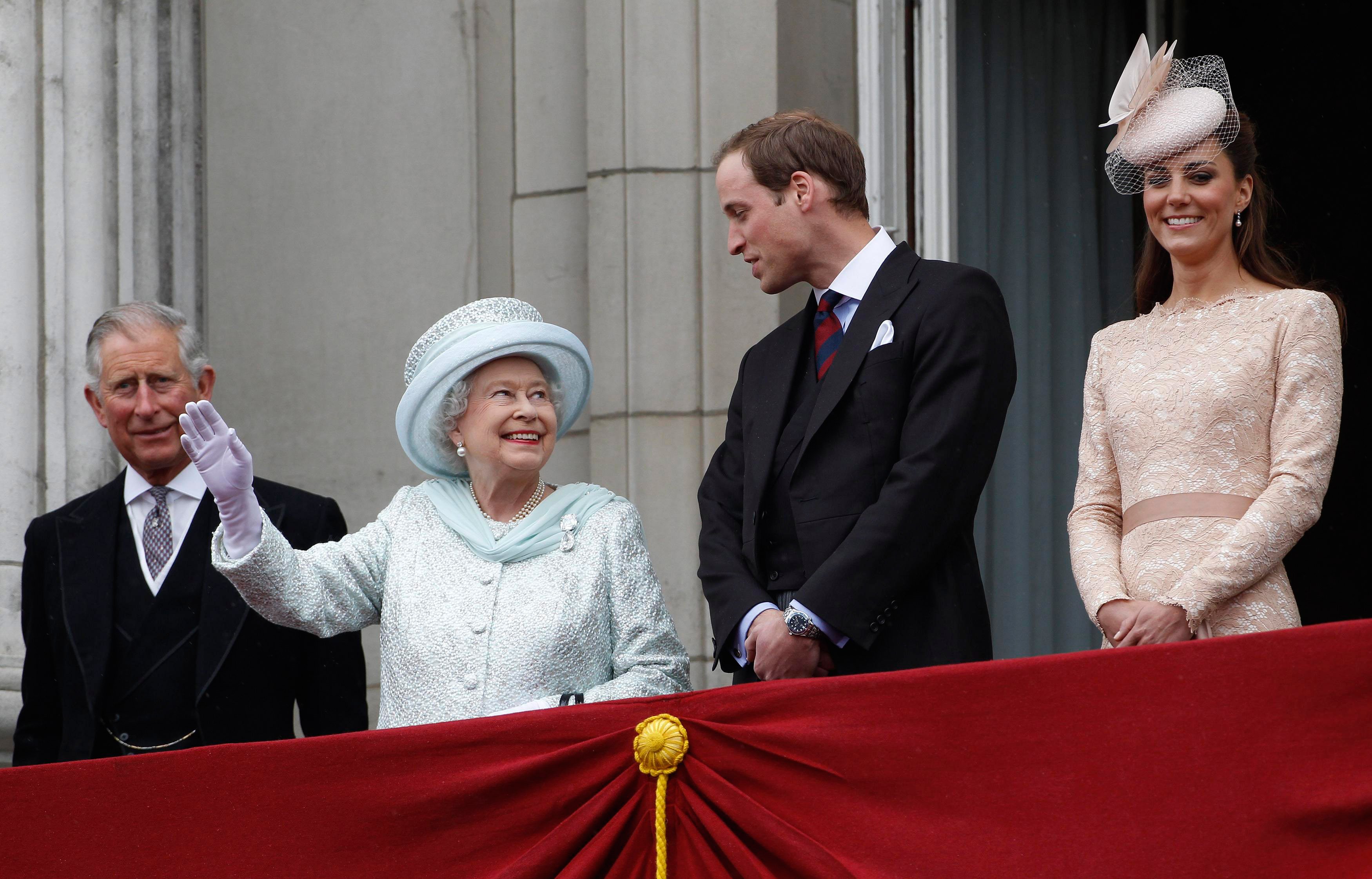 Le prince Charles, la reine Elizabeth II, le prince William et Kate Middleton sur le balcon du palais de Buckingham lors de la finale des célébrations du jubilé de diamant de la reine, le 5 juin 2012 à Londres, en Angleterre ┃Source : Getty Images