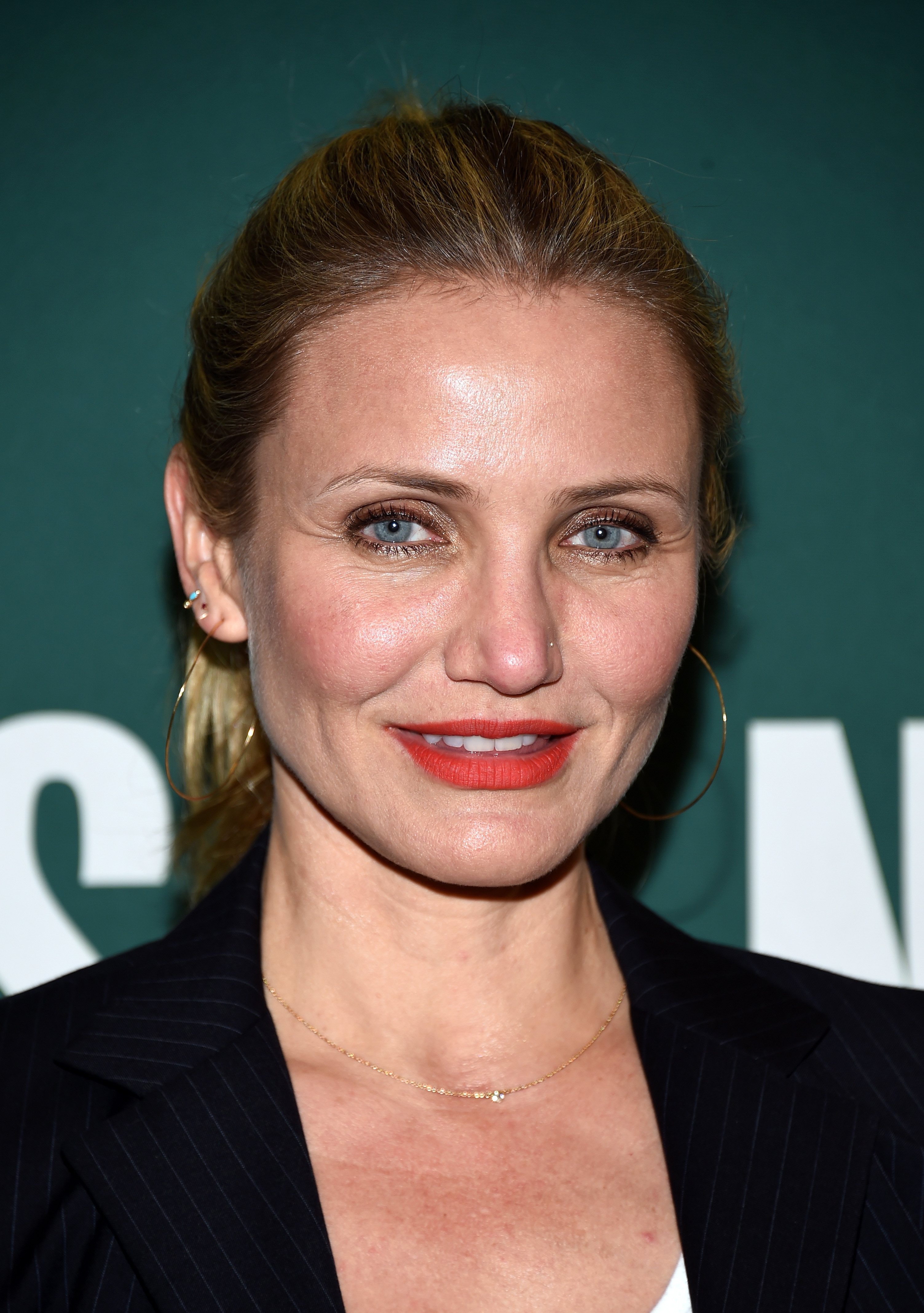 Cameron Diaz pose avant de signer des exemplaires de son nouveau livre "The Longevity Book : La science du vieillissement, la biologie de la force et le privilège du temps" chez Barnes &amp; Noble à The Grove le 13 avril 2016, à Los Angeles, Californie | Source : Getty Images