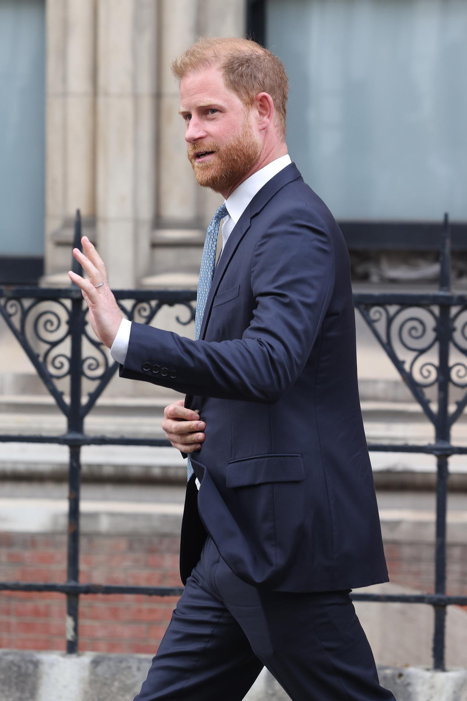 Le prince Harry est vu en train de saluer alors qu'il quitte les cours royales de justice à Londres, en Angleterre, le 8 avril 2025. | Source : Getty Images