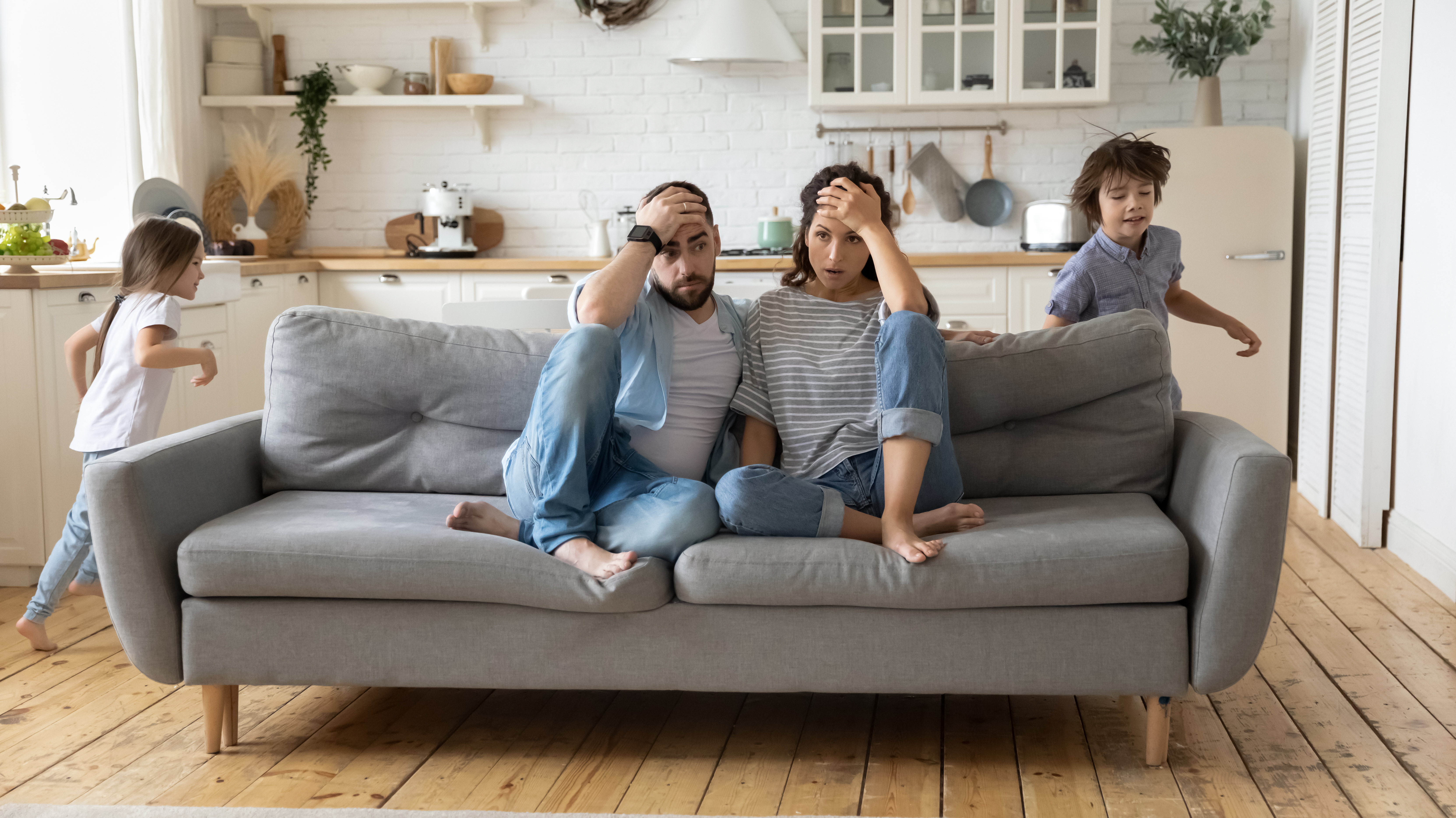 Un couple avec des enfants à l'air stressé | Source : Shutterstock