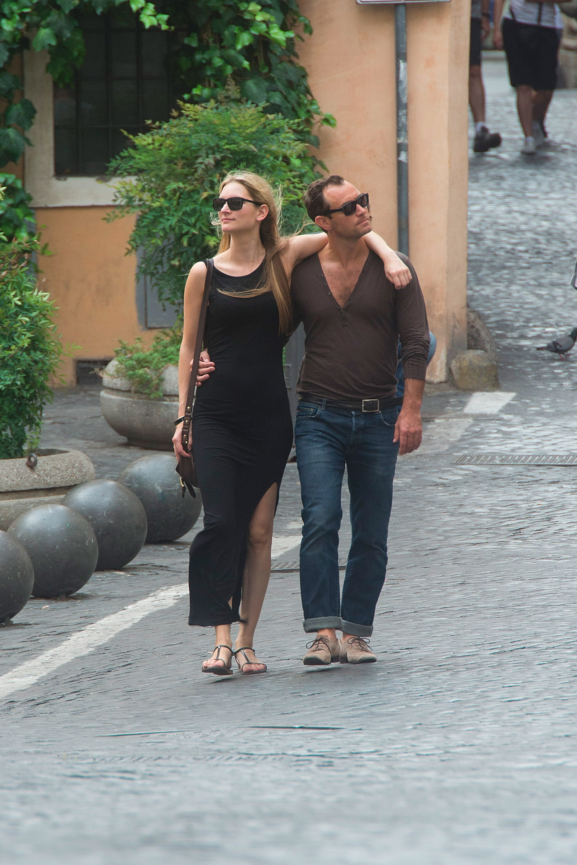 Phillipa Coan et Jude Law vus en train de visiter les Musei Capitolini à Rome le 25 août 2015 | Source : Getty Images