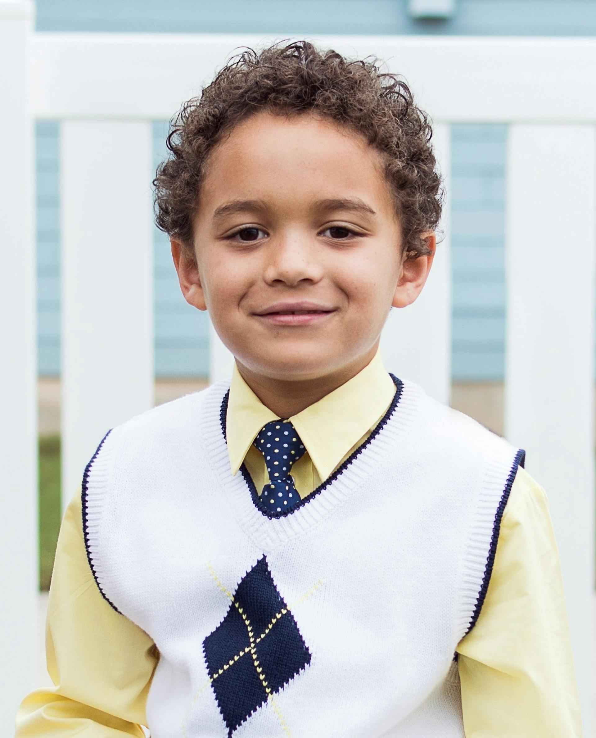 Jeune garçon souriant à l'appareil photo | Source : Pexels