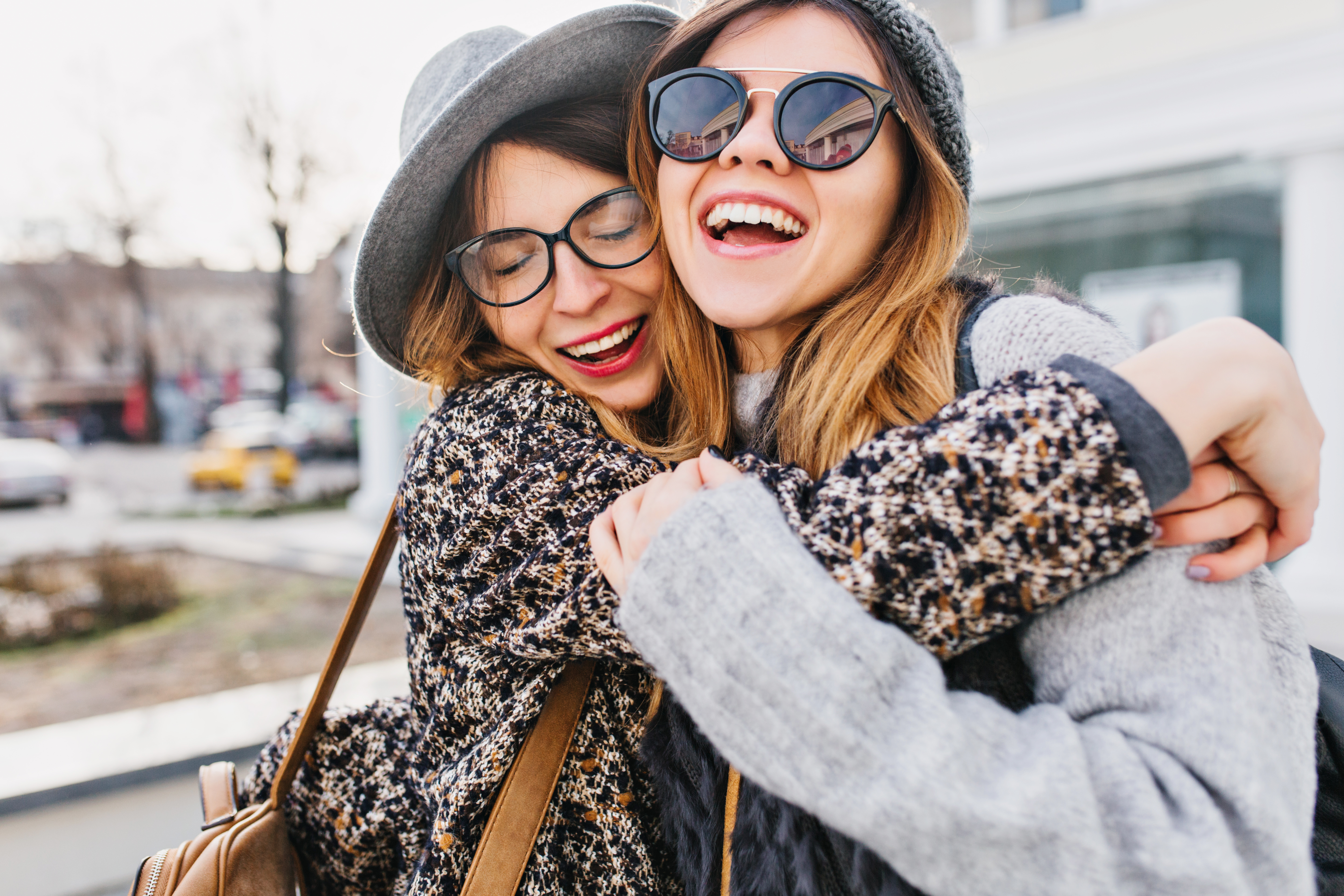 Deux femmes heureuses se serrant dans les bras | Source : Shutterstock