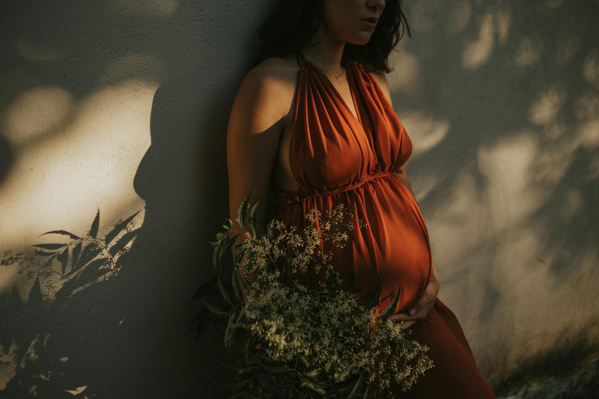 Une femme enceinte debout contre un mur | Source : Pexels