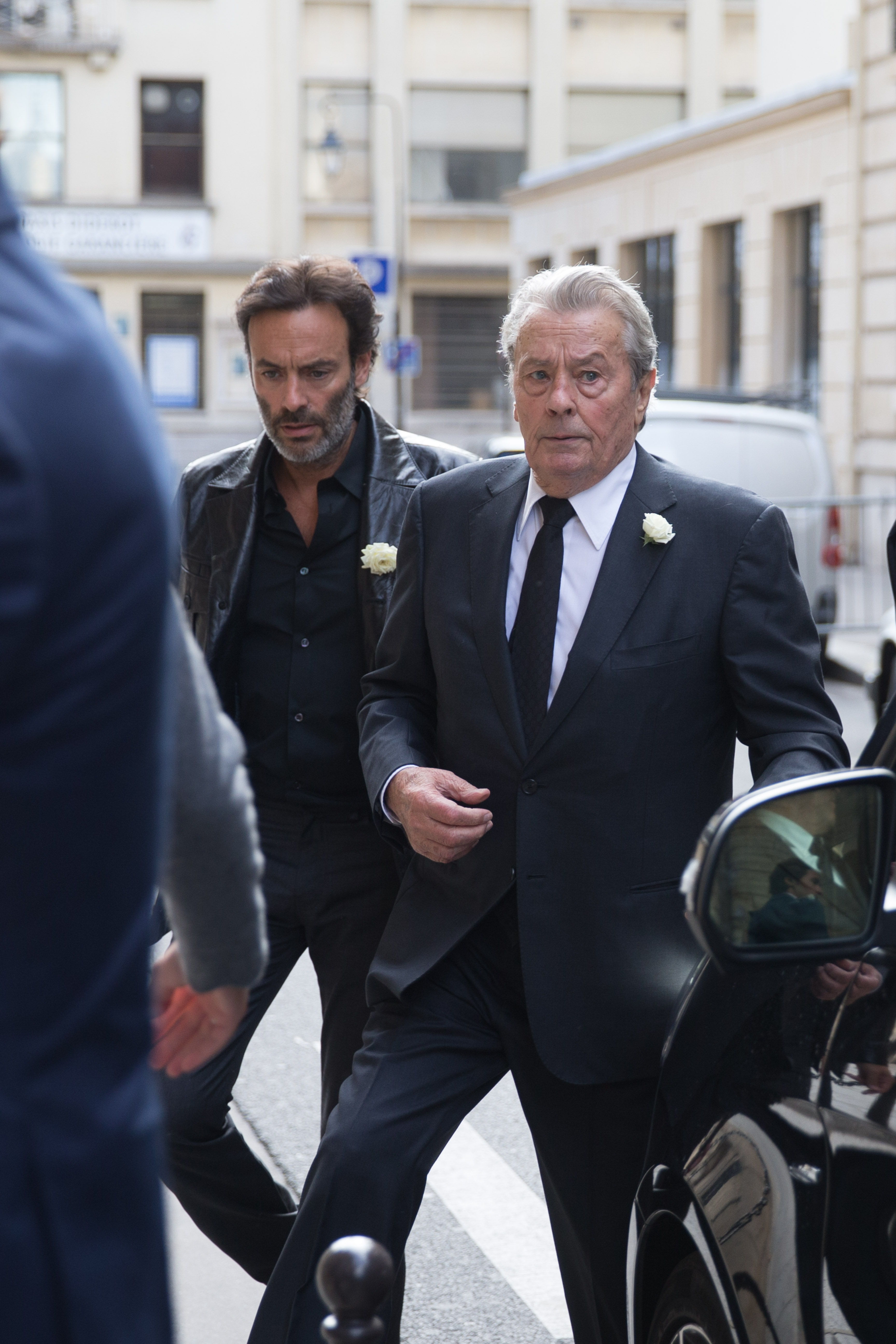 Anthony et Alain Delon aux obsèques de Mireille Darc, le 1er septembre 2017, à Paris, en France. | Source : Getty Images