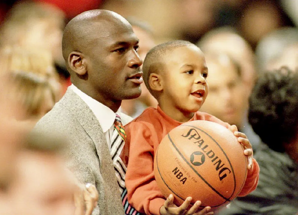La star du basket-ball Michael Jordan et son fils Marcus assistent à un match de basket des Chicago Bulls le 6 novembre 1993. | Source : Getty Images