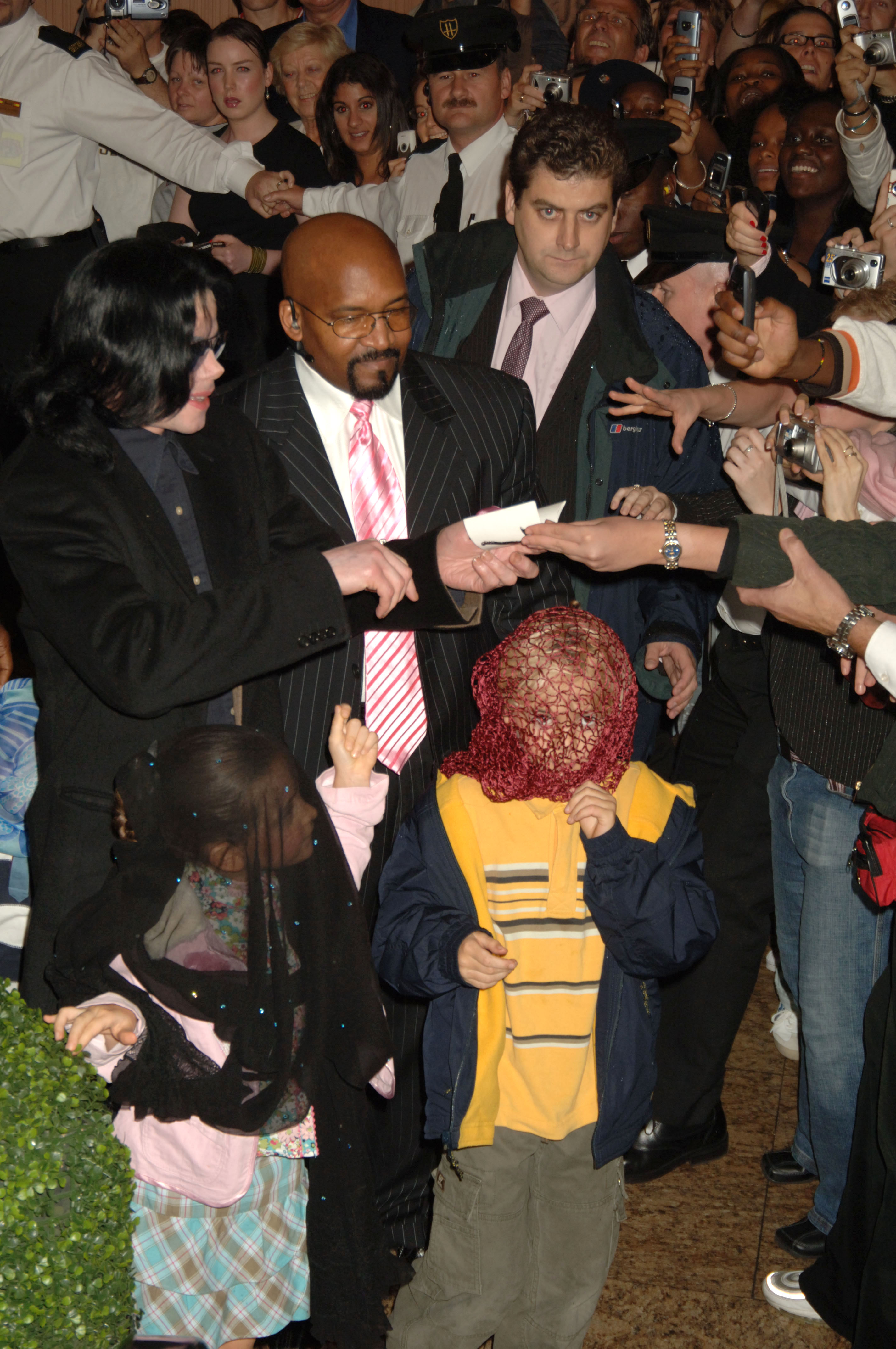 Paris, Michael et Prince Jackson visitant Harrods le 12 octobre 2005, à Londres, en Angleterre. | Source : Getty Images