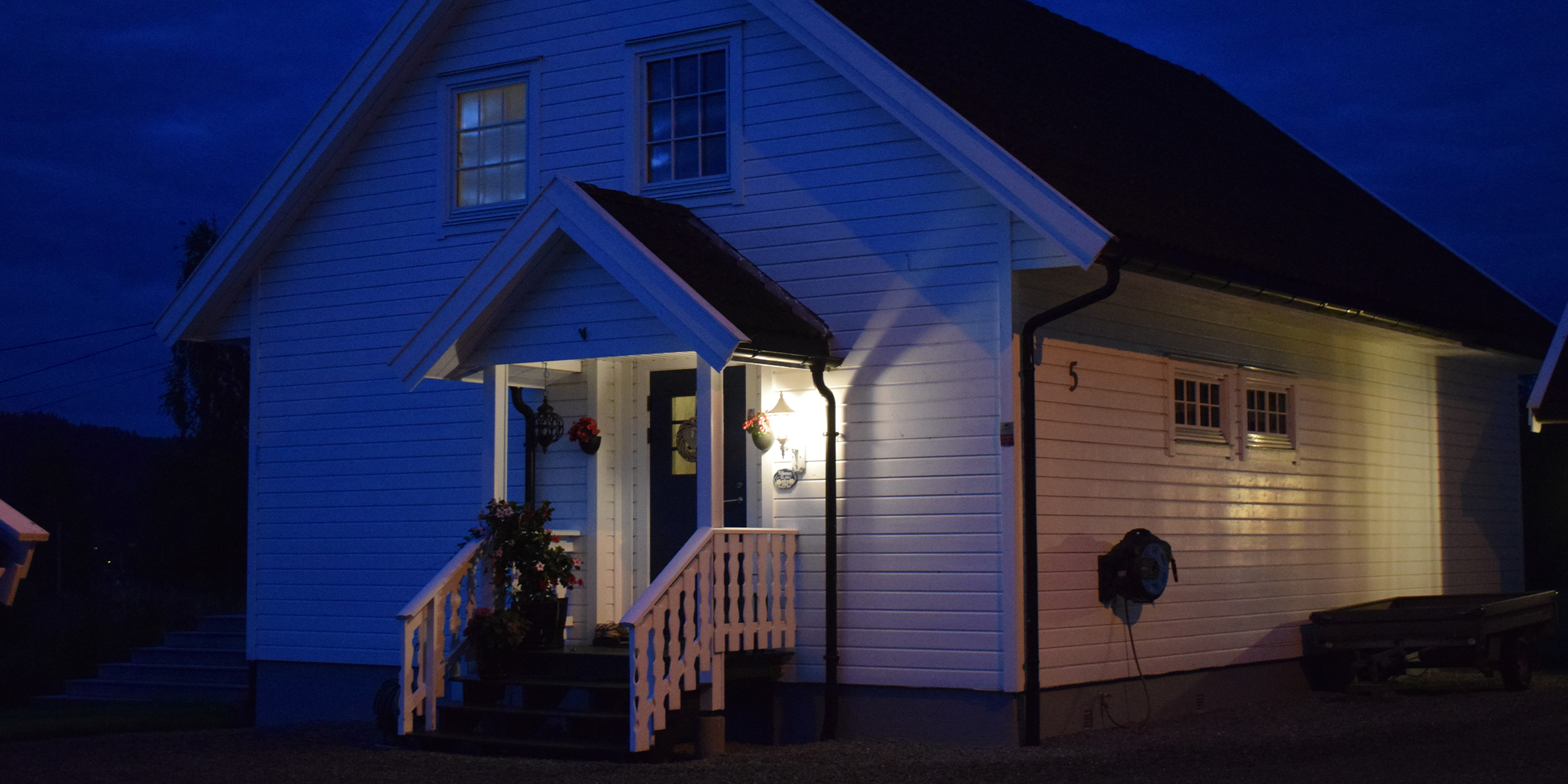 Une maison la nuit | Source : Shutterstock