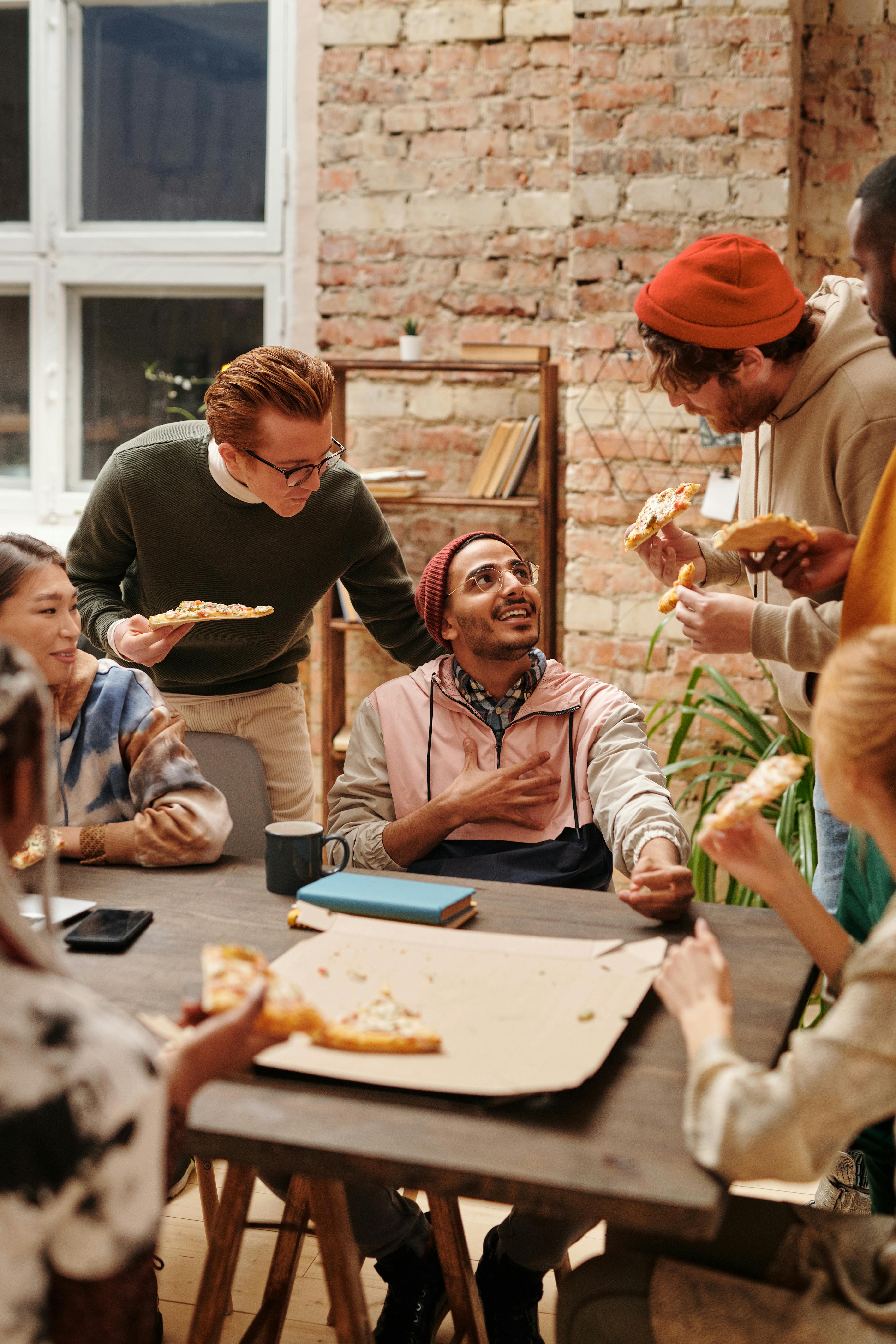 Un groupe d'amis mangeant et discutant | Source : Pexels