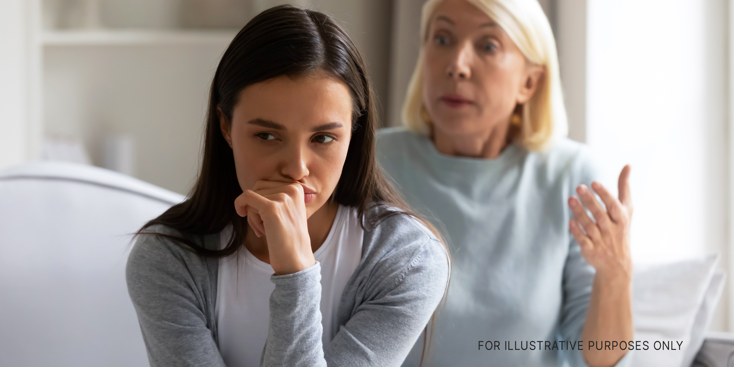 Une femme âgée se disputant avec sa belle-fille | Source : Shutterstock