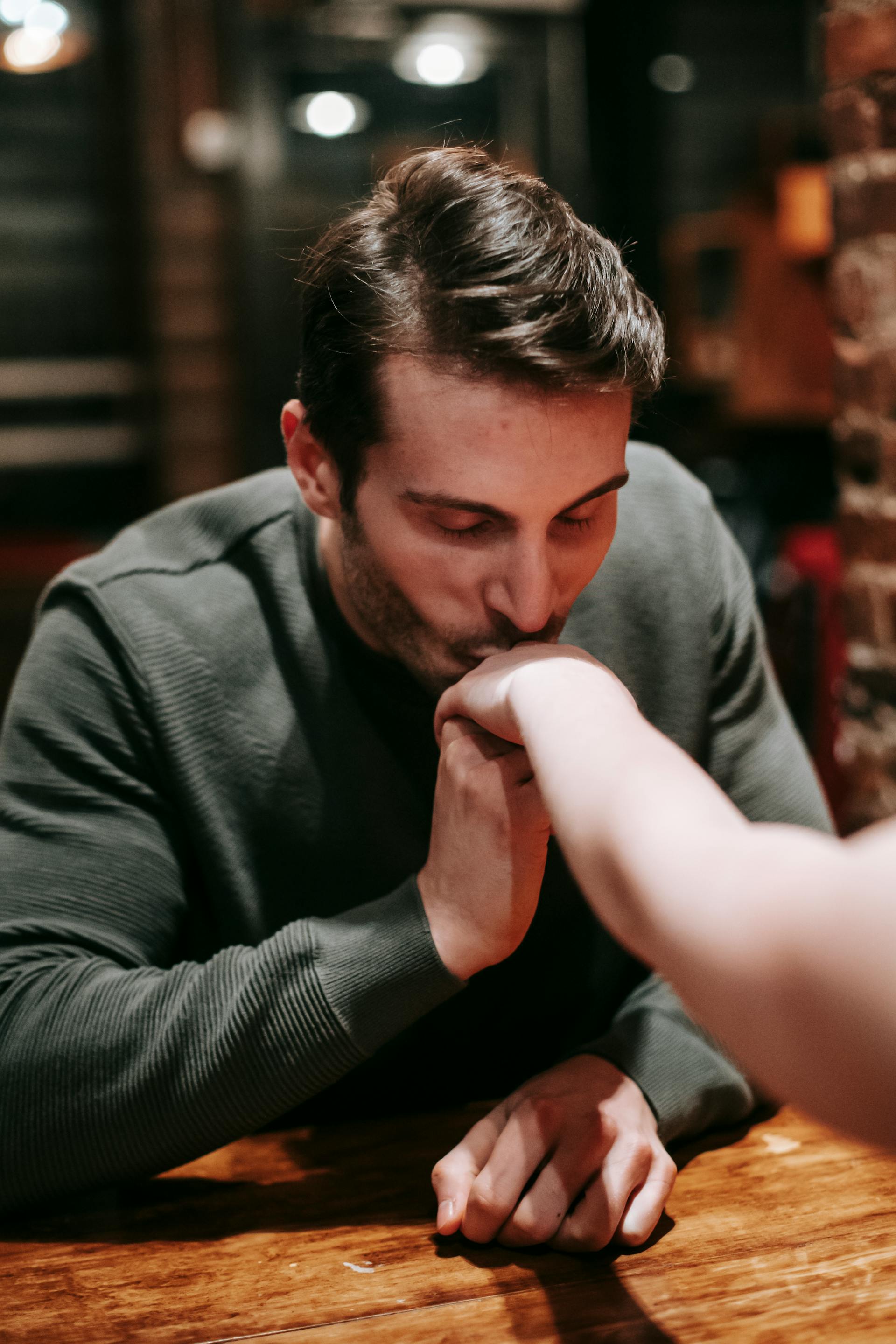 Un homme embrassant la main d'une femme | Source : Pexels