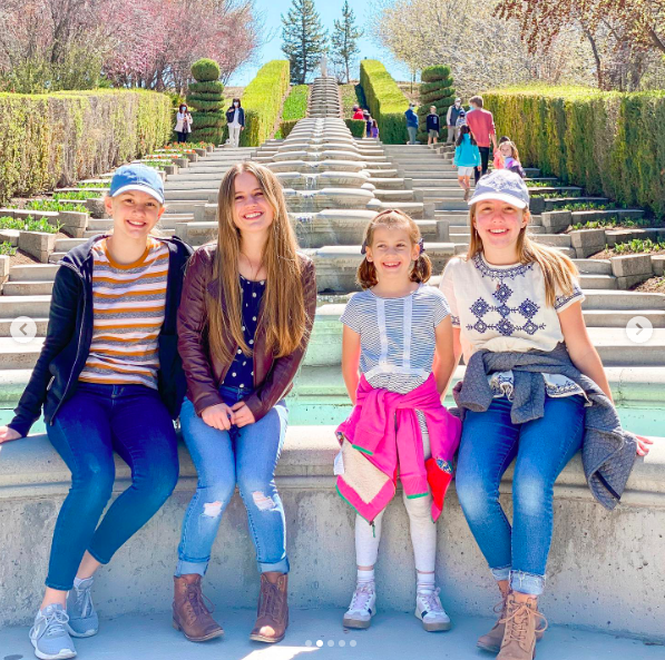 Les filles de Ruby Franke posant pour une photo postée le 9 avril 2021 | Source : Instagram/moms_of_truth