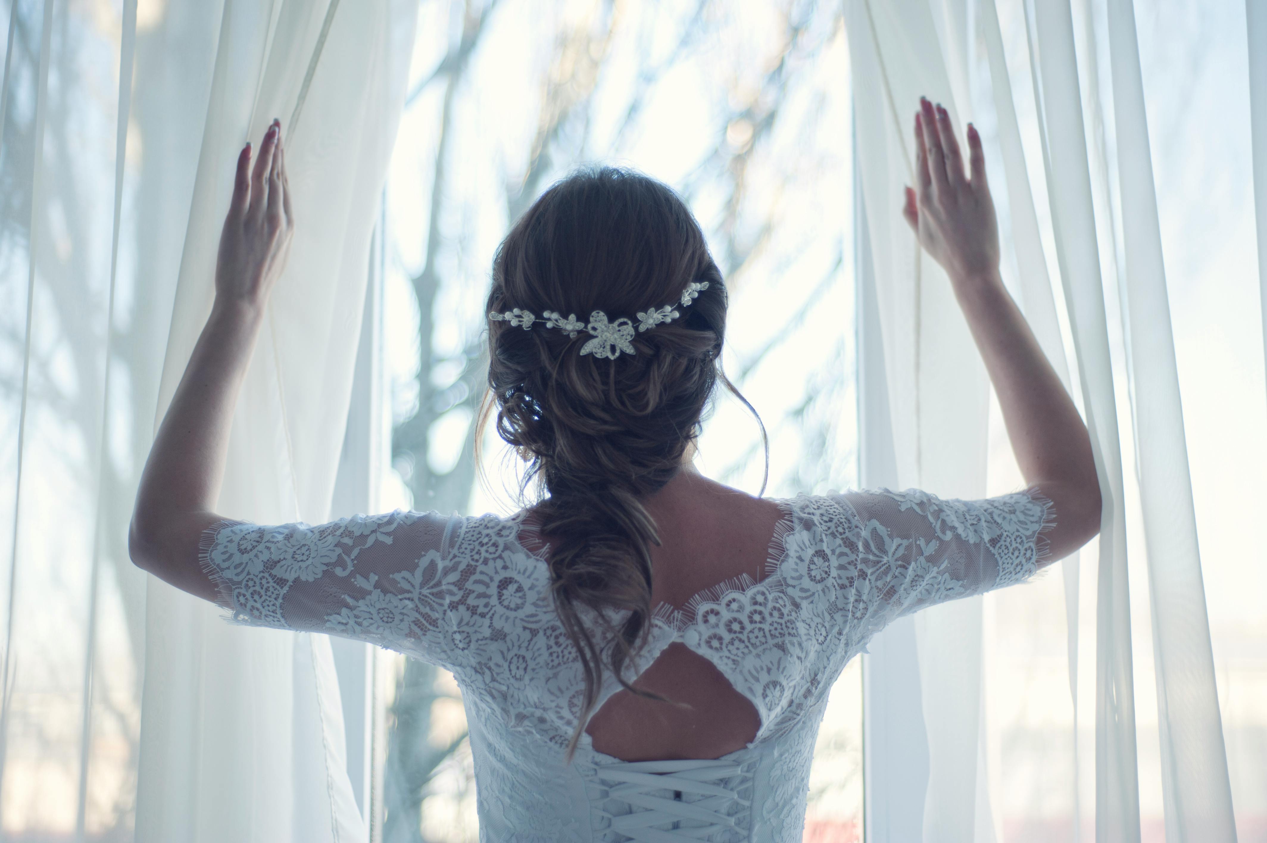 Une mariée près d'une fenêtre | Source : Pexels